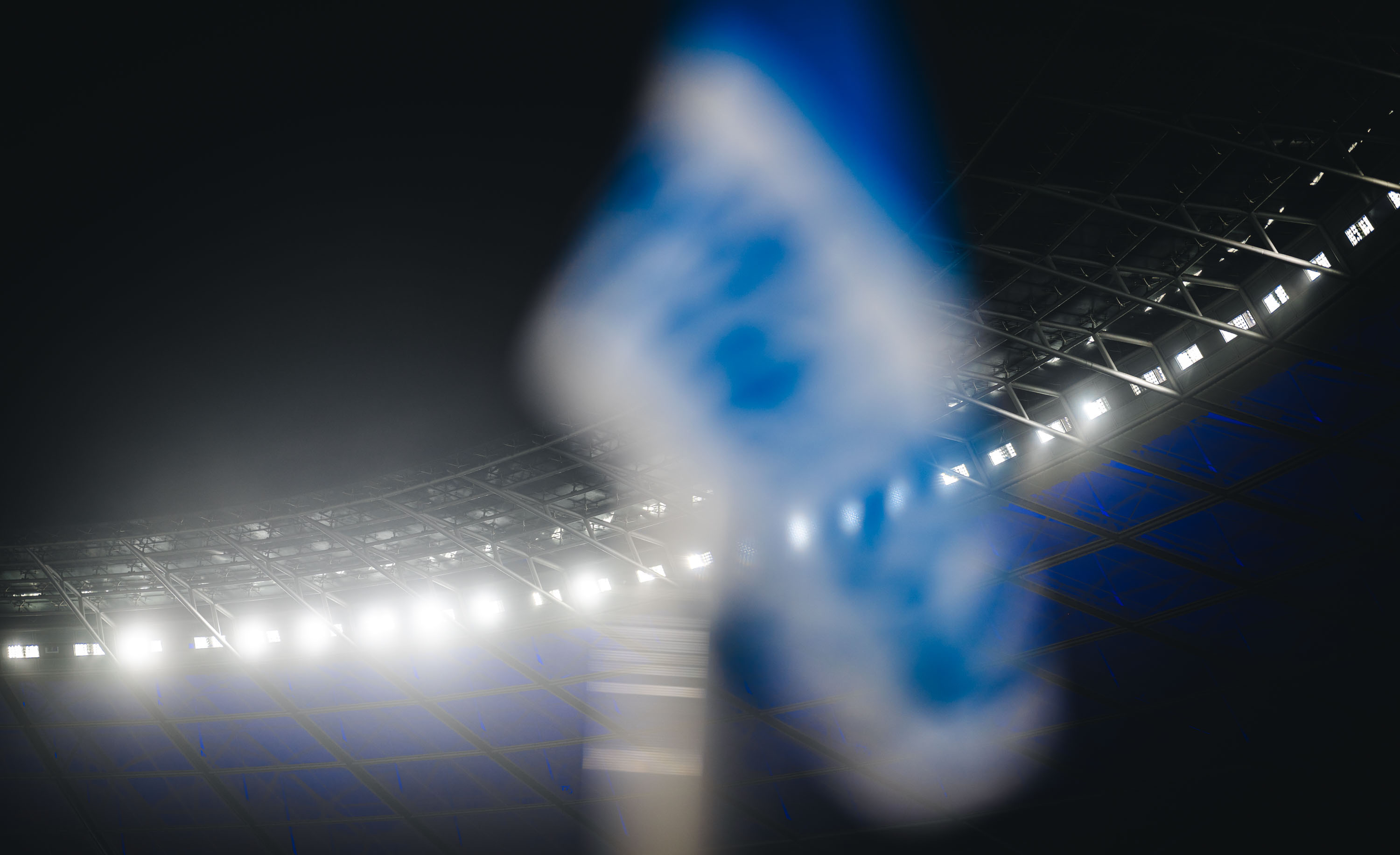 Eine unscharfe Hertha-Fahne im Olympiastadion.