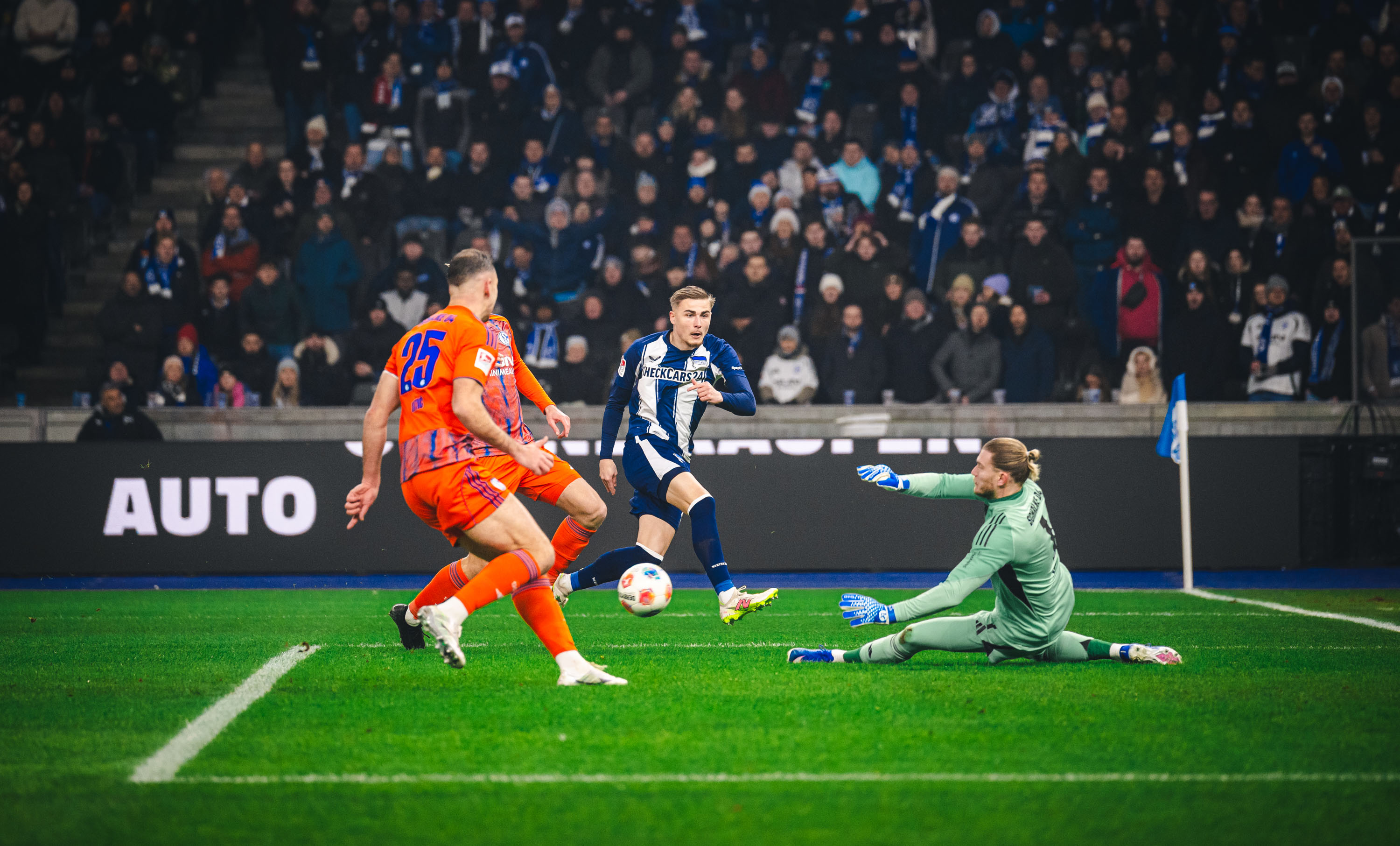 Matte Winkler prüft Schalkes Schlussmann Loris Karius.