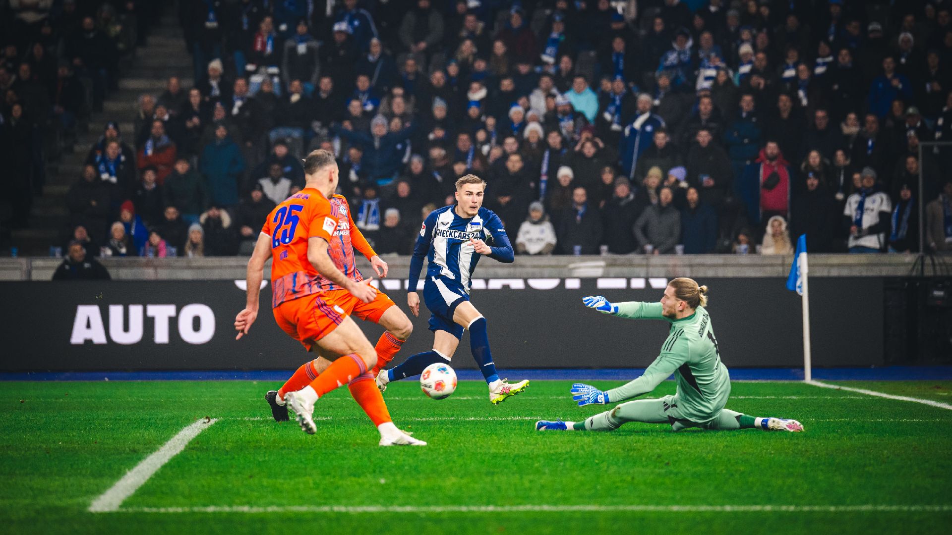 Matte Winkler prüft Schalkes Schlussmann Loris Karius.