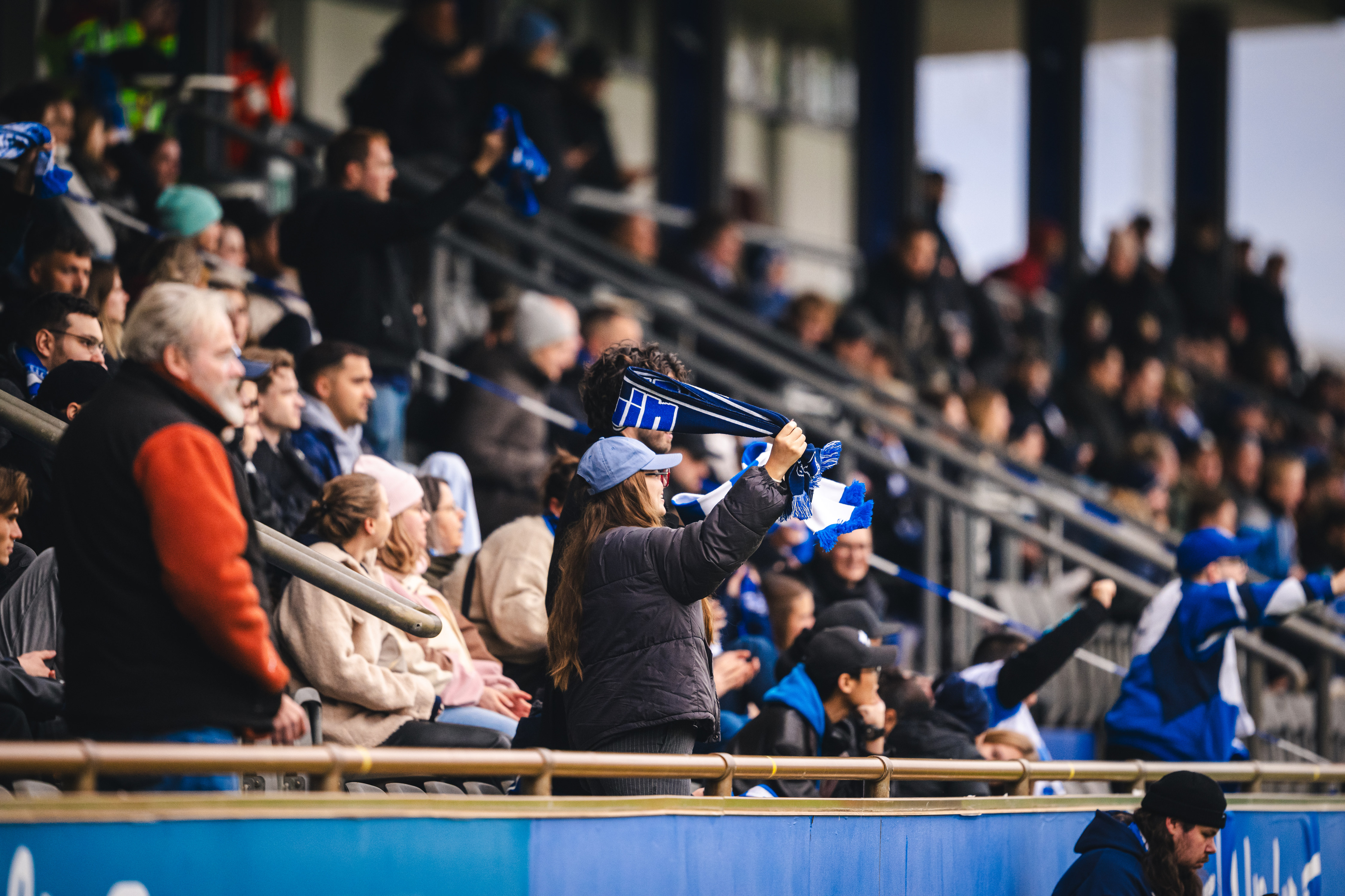 Die vollbesetzte Tribüne im Stadion auf dem Wurfplatz/Amateurstadion.