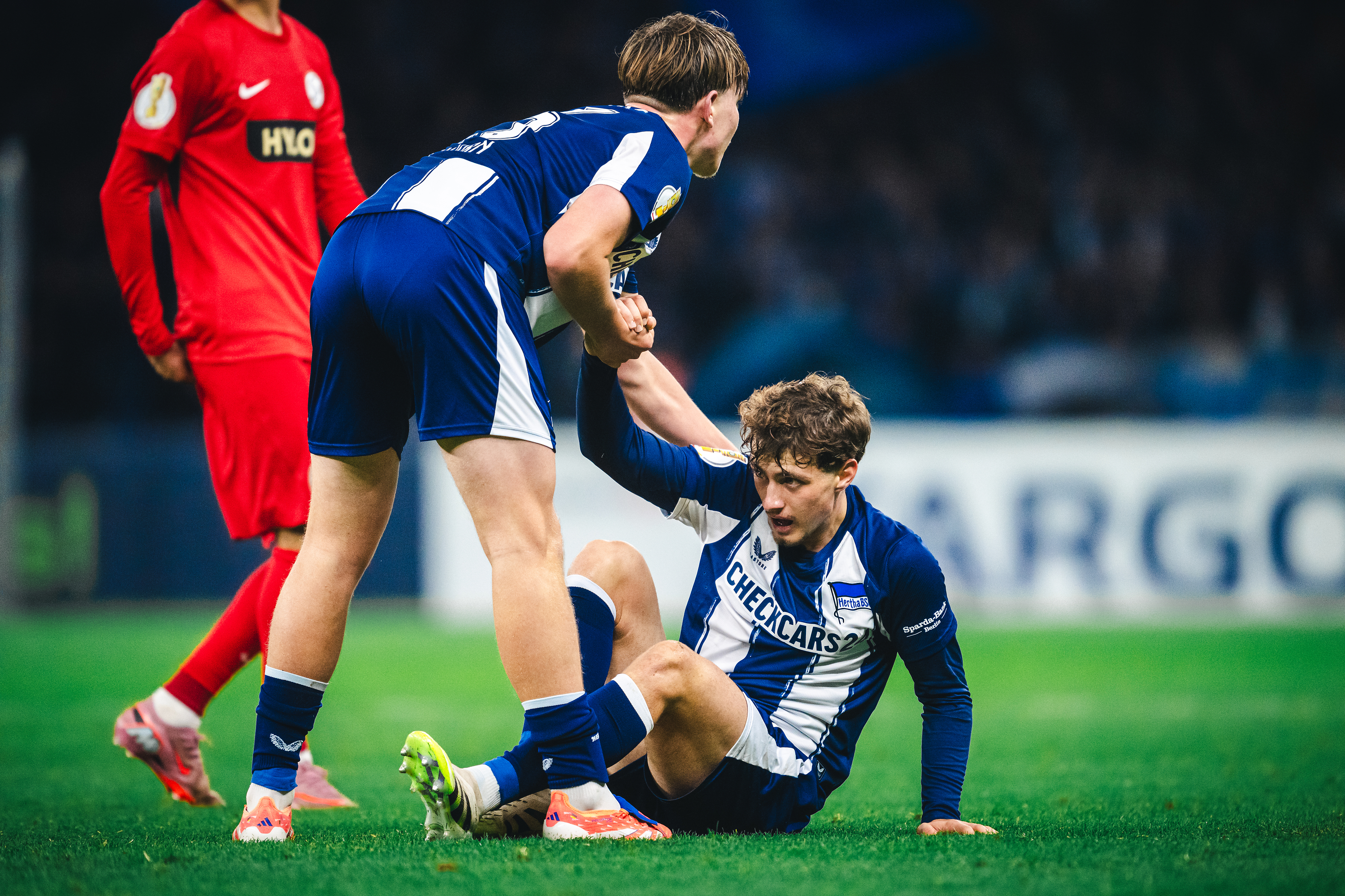 Kennet Eichhorn hilft Maurice Krattenmacher im Spiel gegen Elversberg auf.