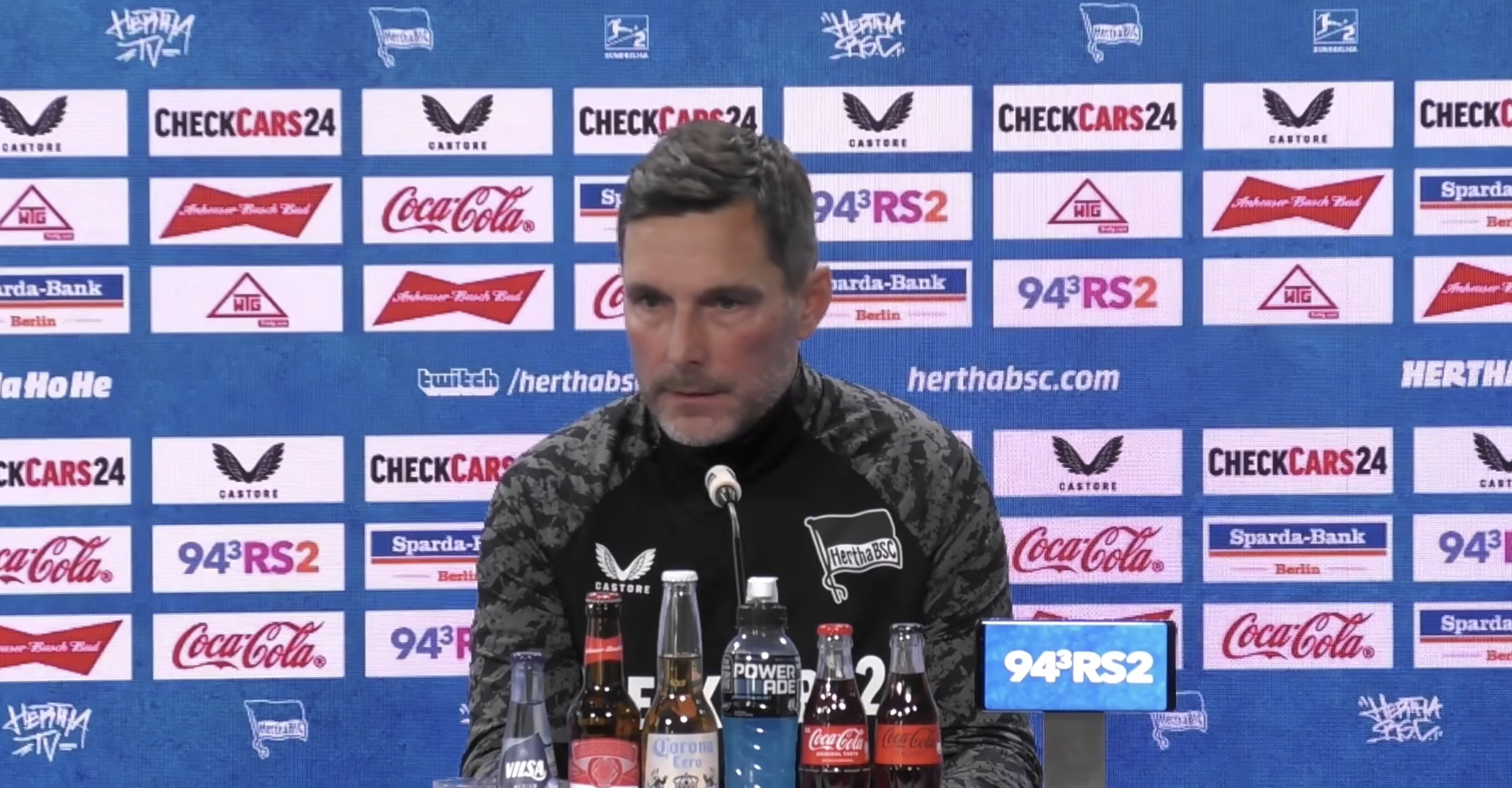 Stefan Leitl auf dem Podium bei der Pressekonferenz.