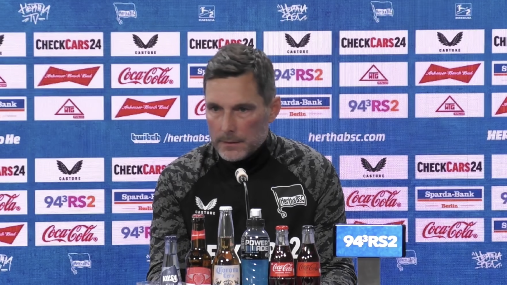 Stefan Leitl auf dem Podium bei der Pressekonferenz.