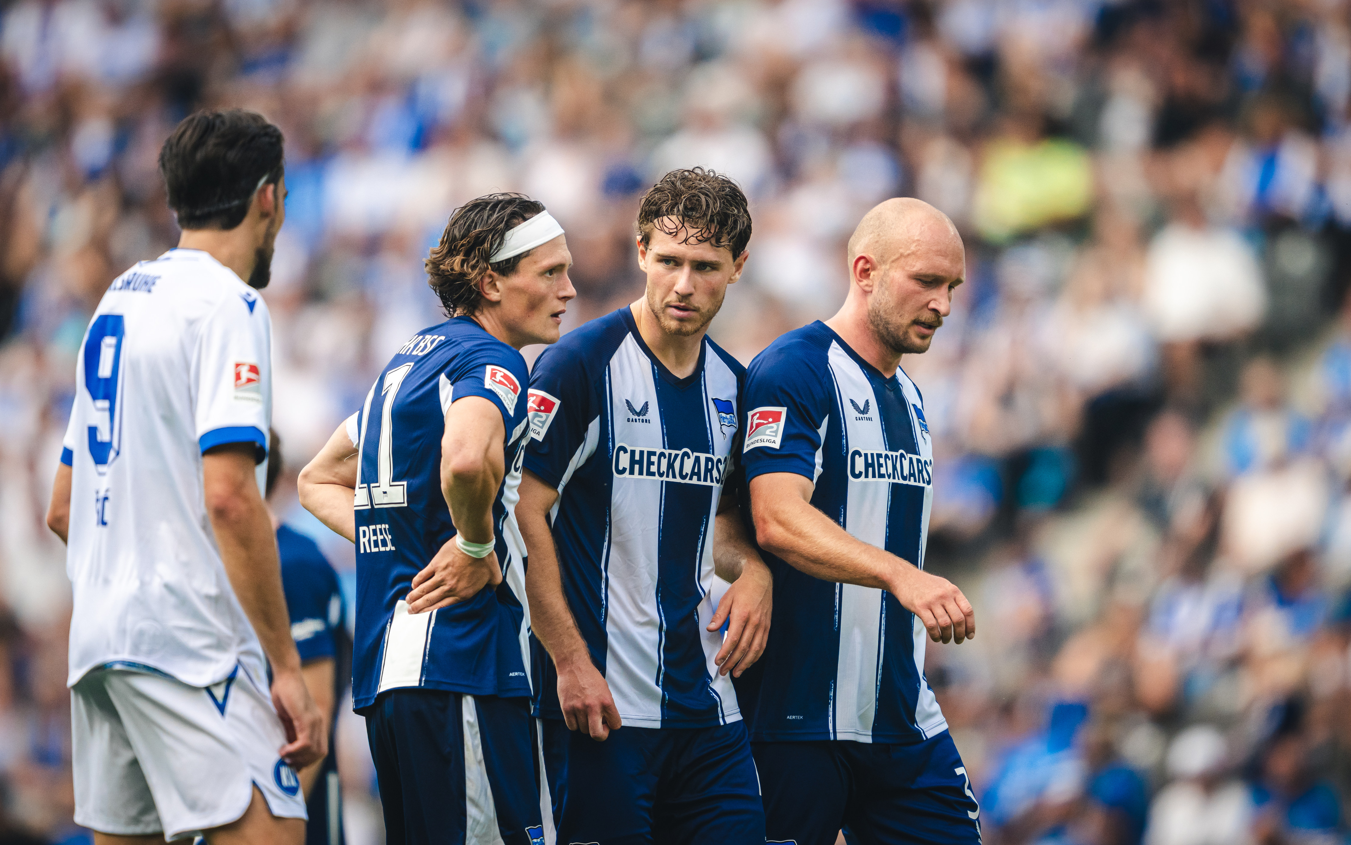 Fabian Reese, Linus Gechter und Toni Leister im Gespräch beim Spiel.