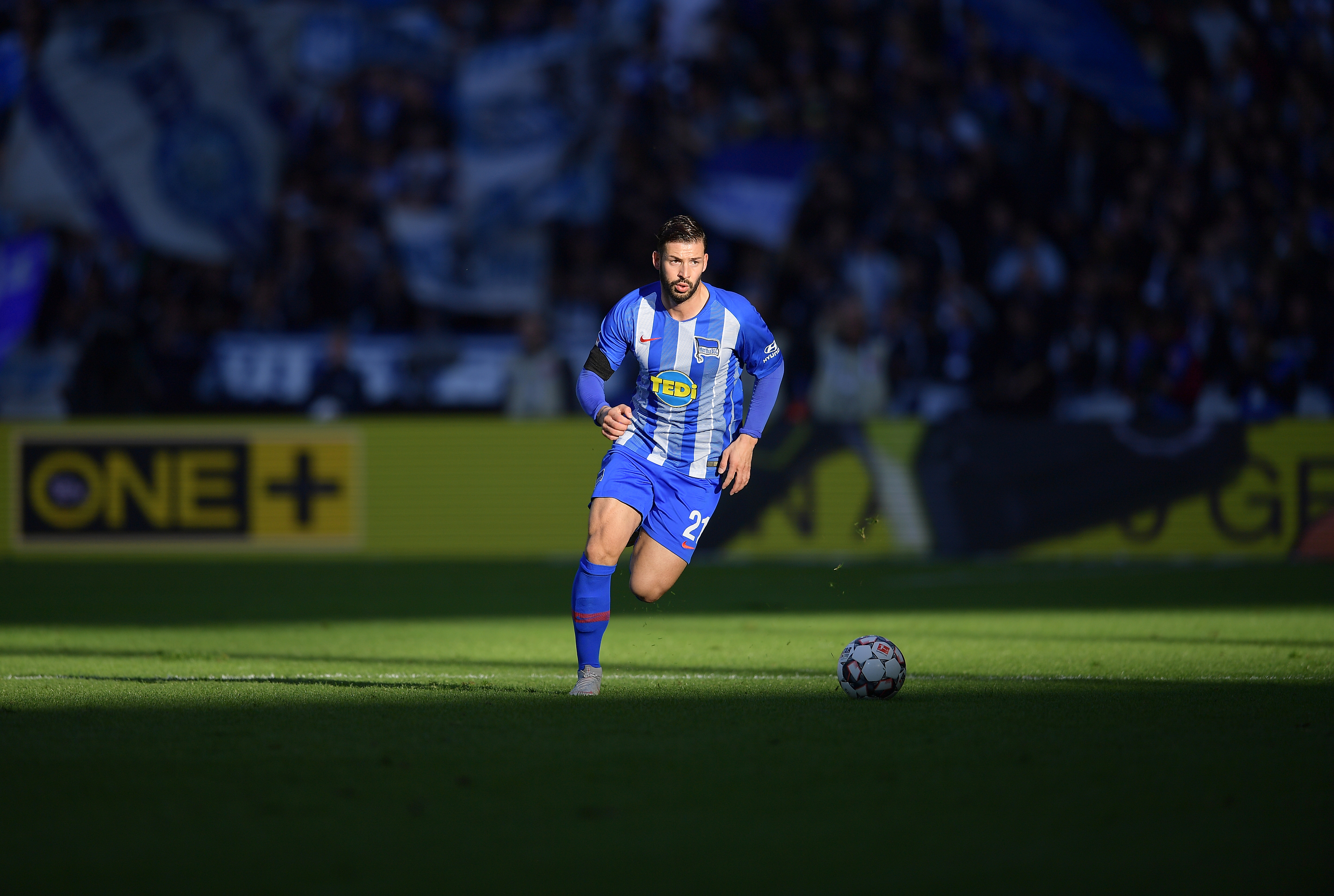 Marvin Plattenhardt führt den Ball.