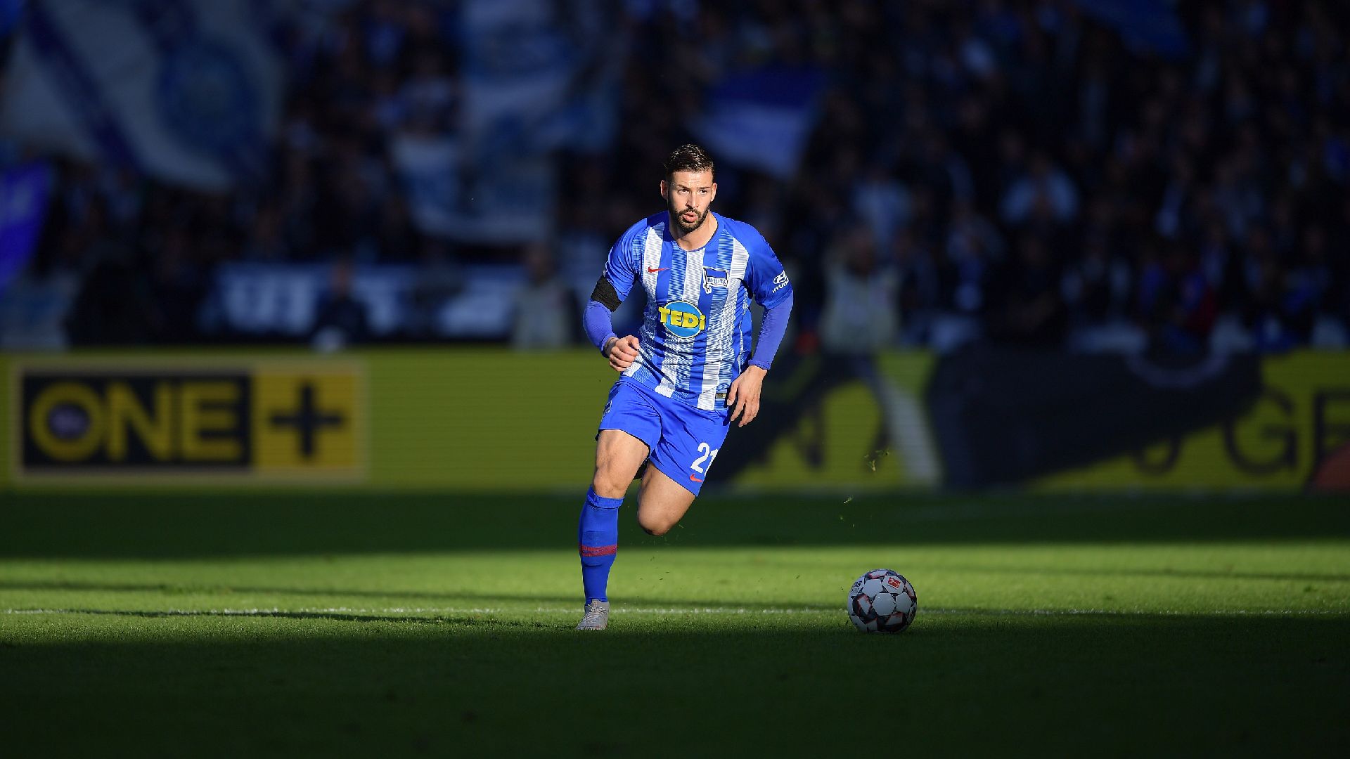Marvin Plattenhardt führt den Ball.