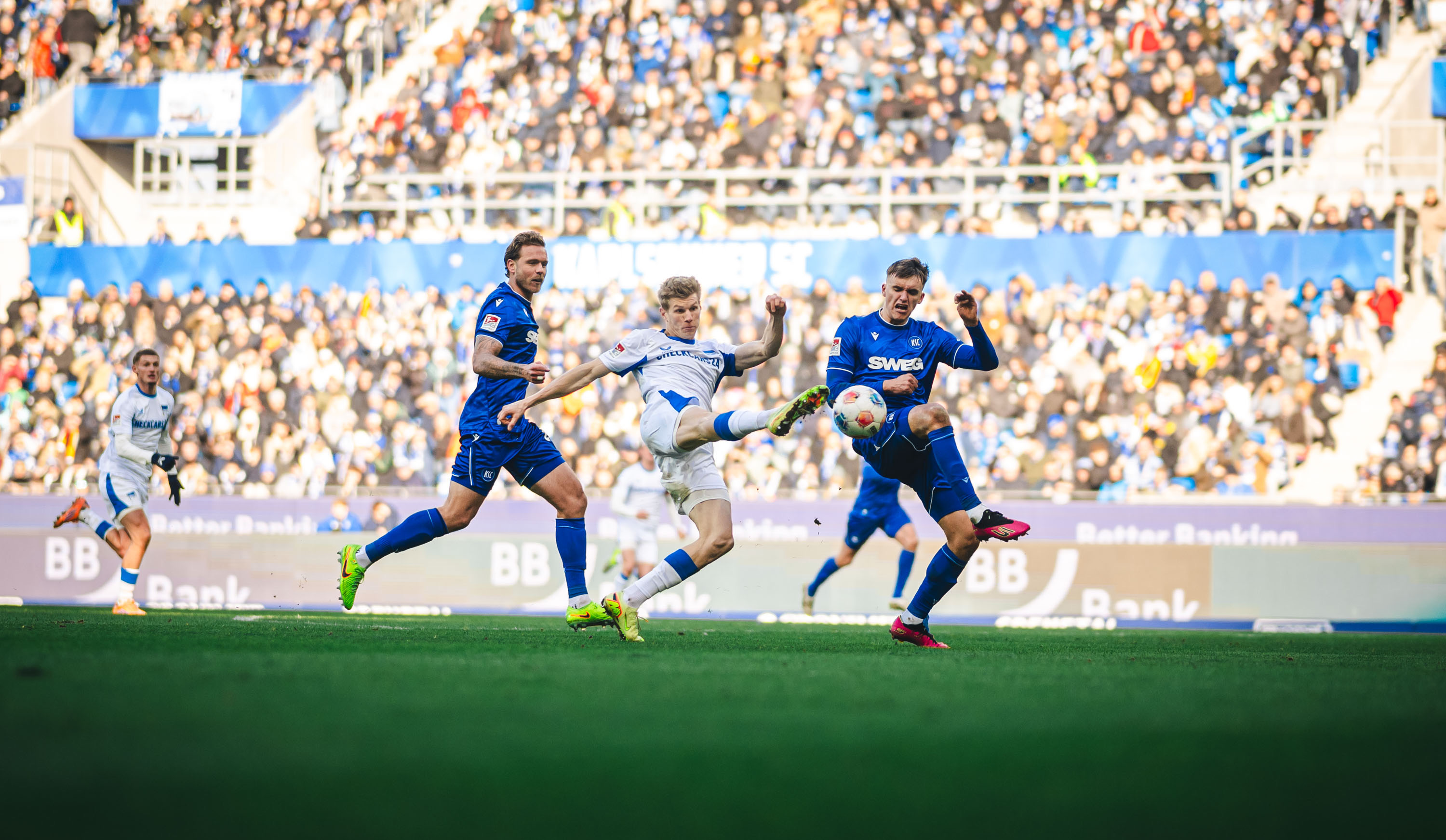 Luca Schuler im Zweikampf beim KSC.