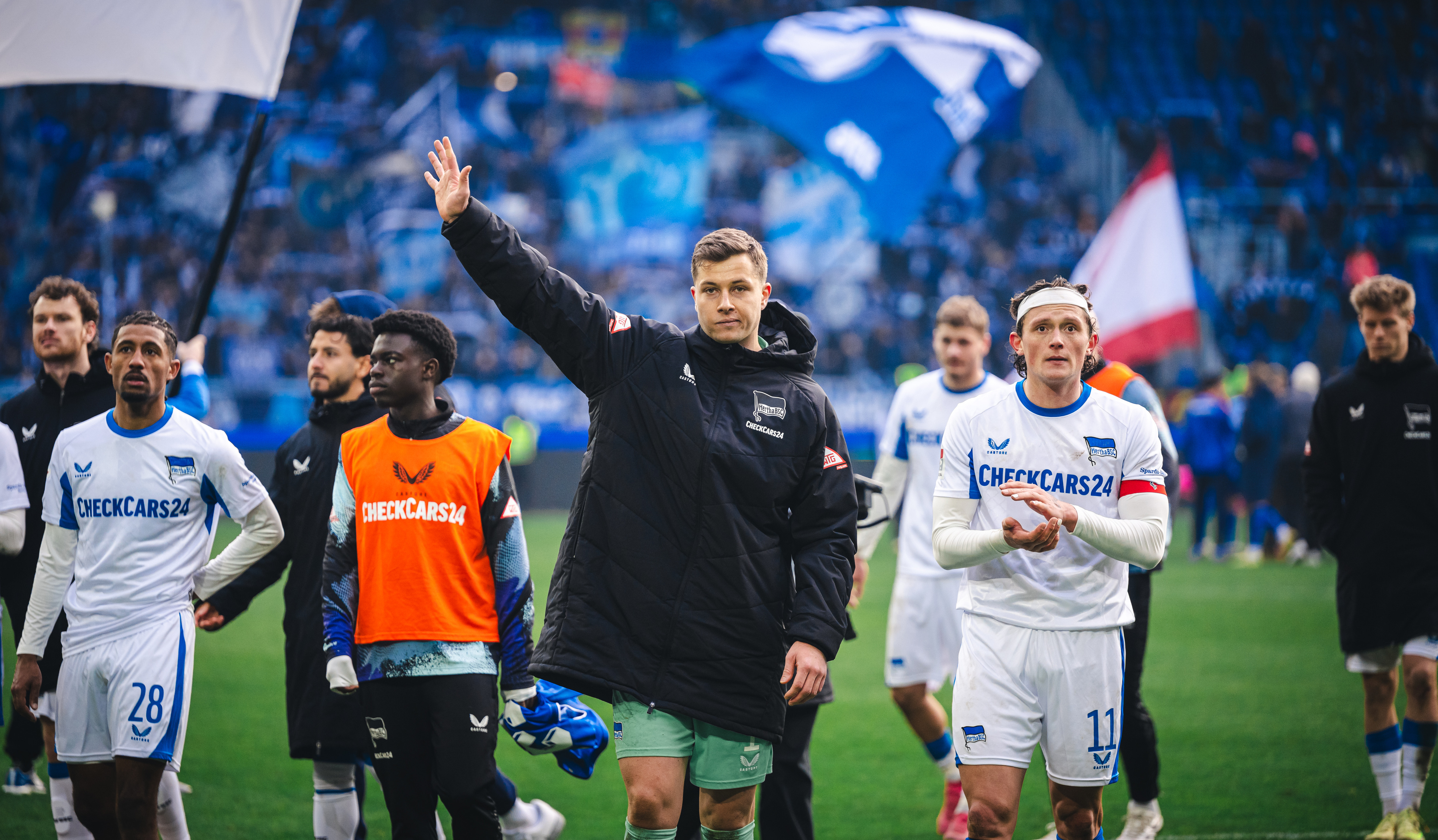 Tjark Ernst und Fabian Reese applaudieren den Fans.