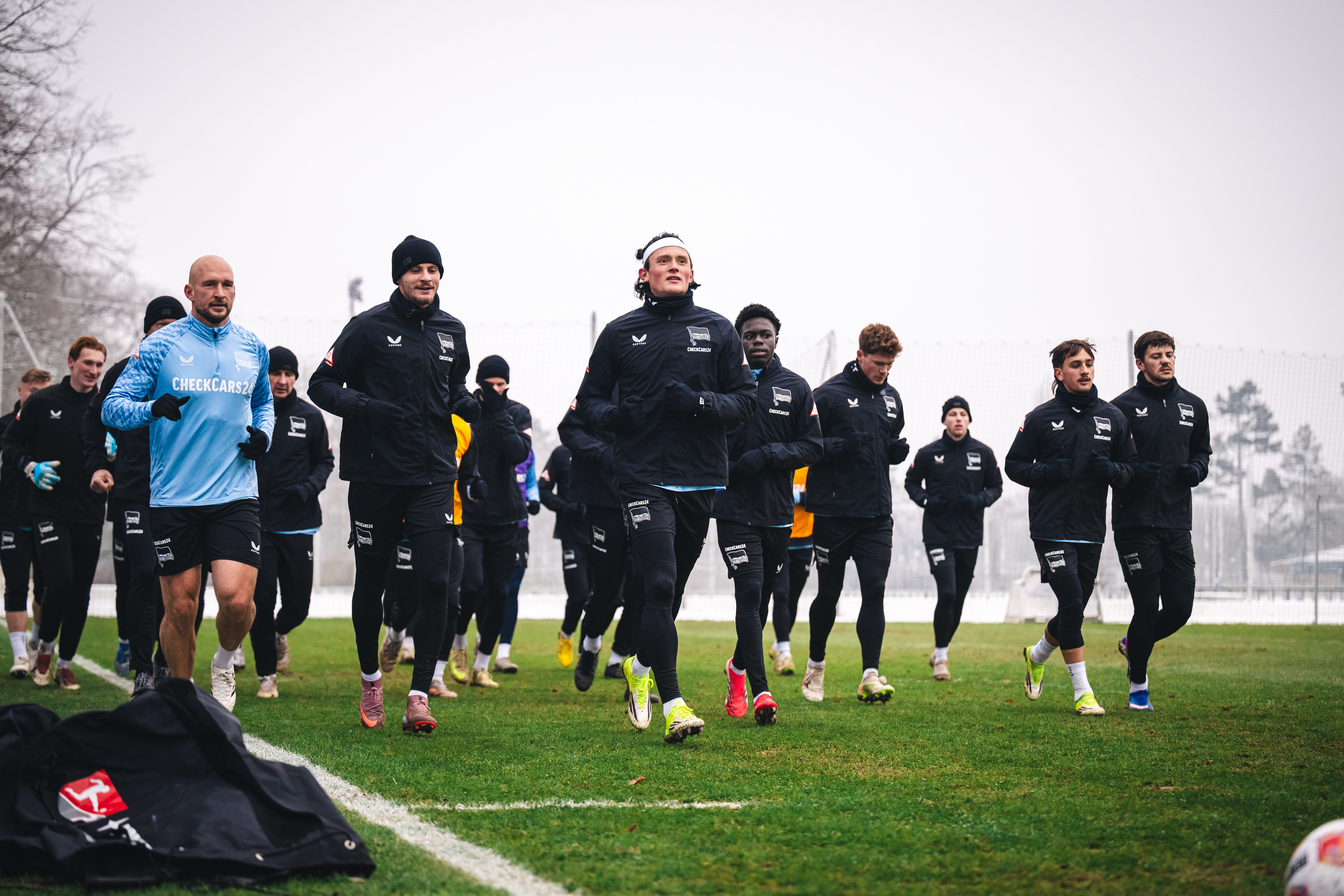Unsere Jungs laufen in der Gruppe um den Trainingsplatz.