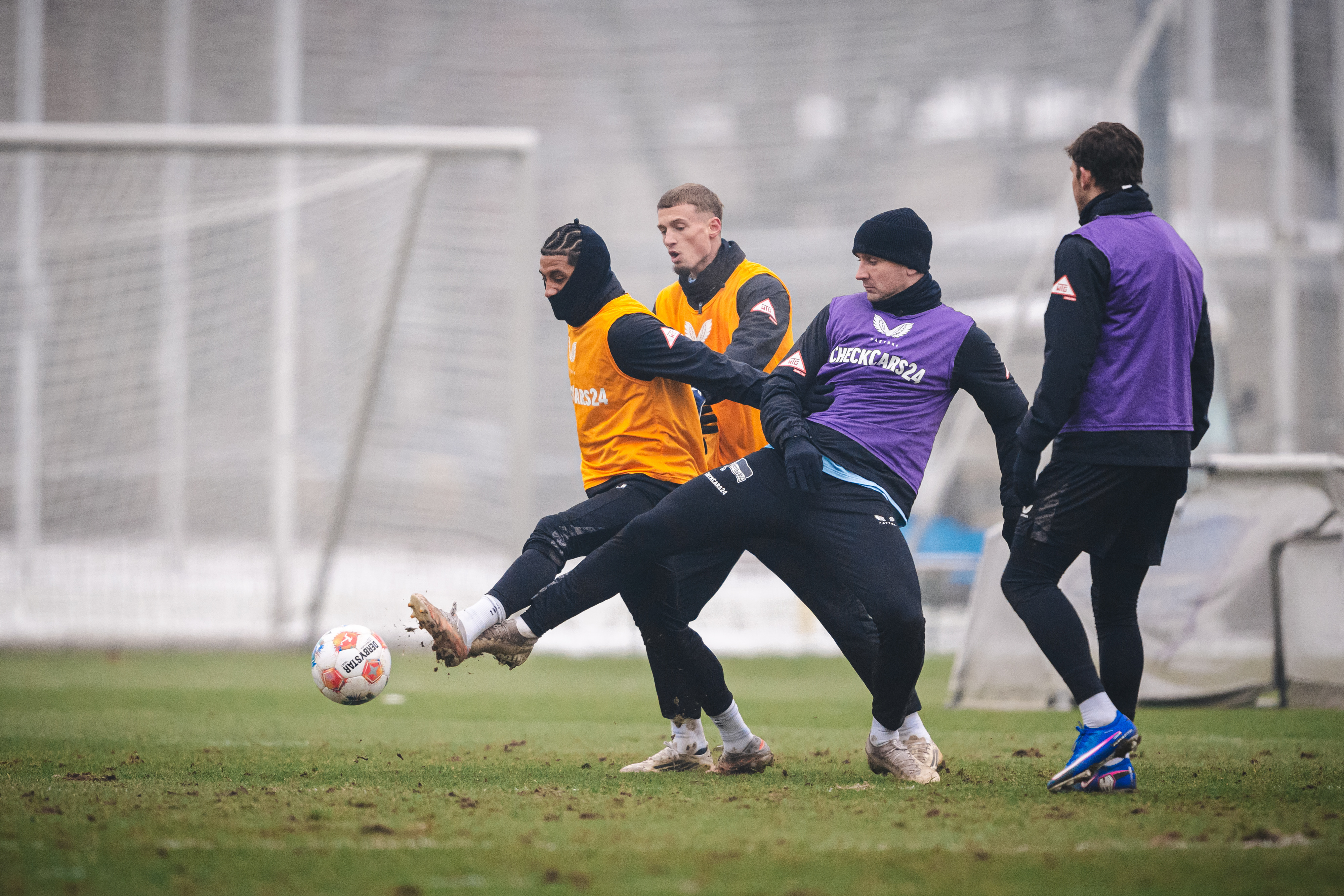 Jeremy Dudziak und Paul Seguin kämpfen um den Ball.
