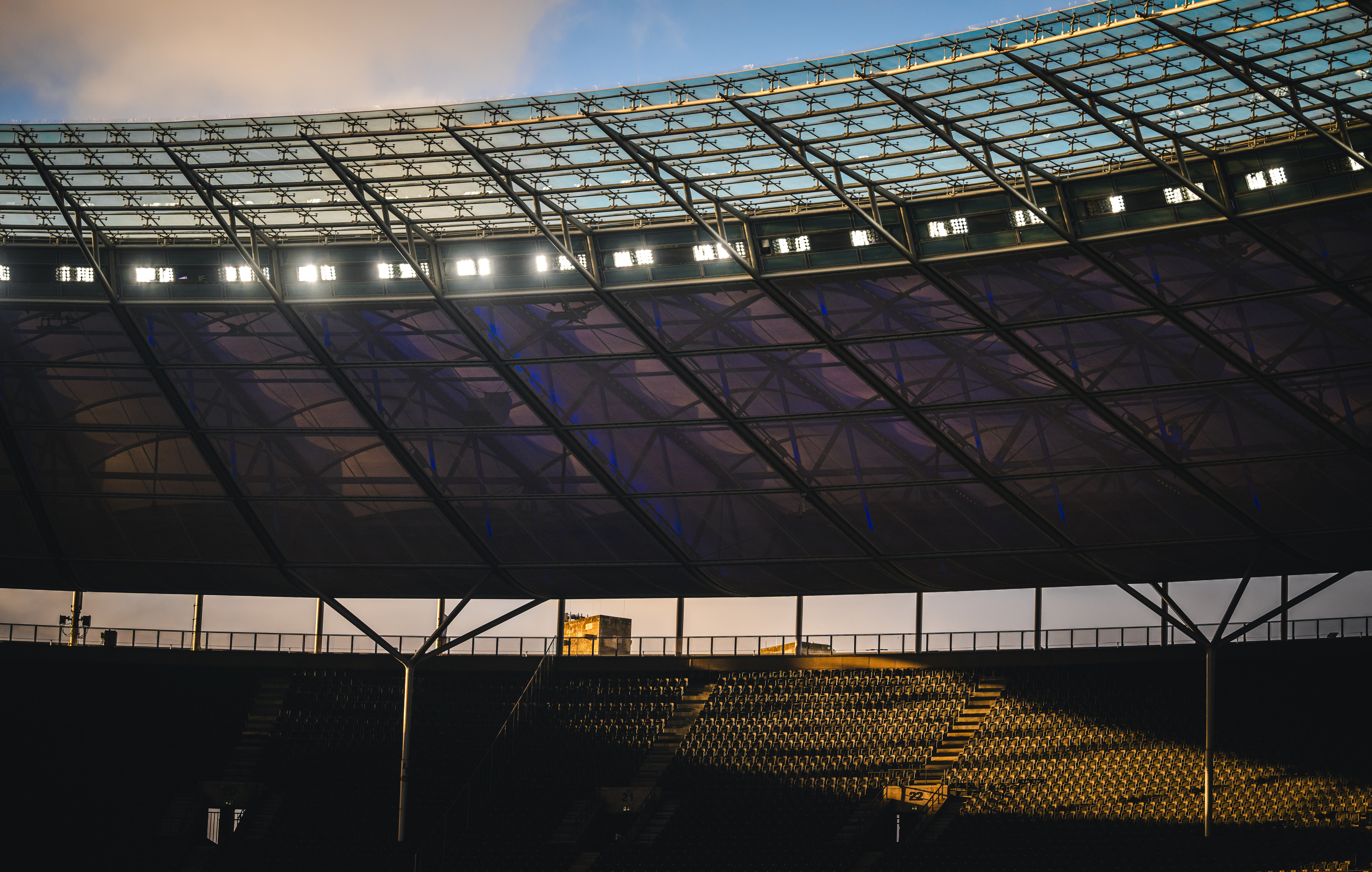 Das Dach des Olympiastadions bei Tageslicht.
