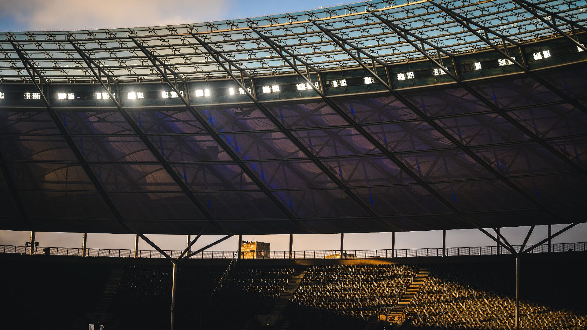 Das Dach des Olympiastadions bei Tageslicht.