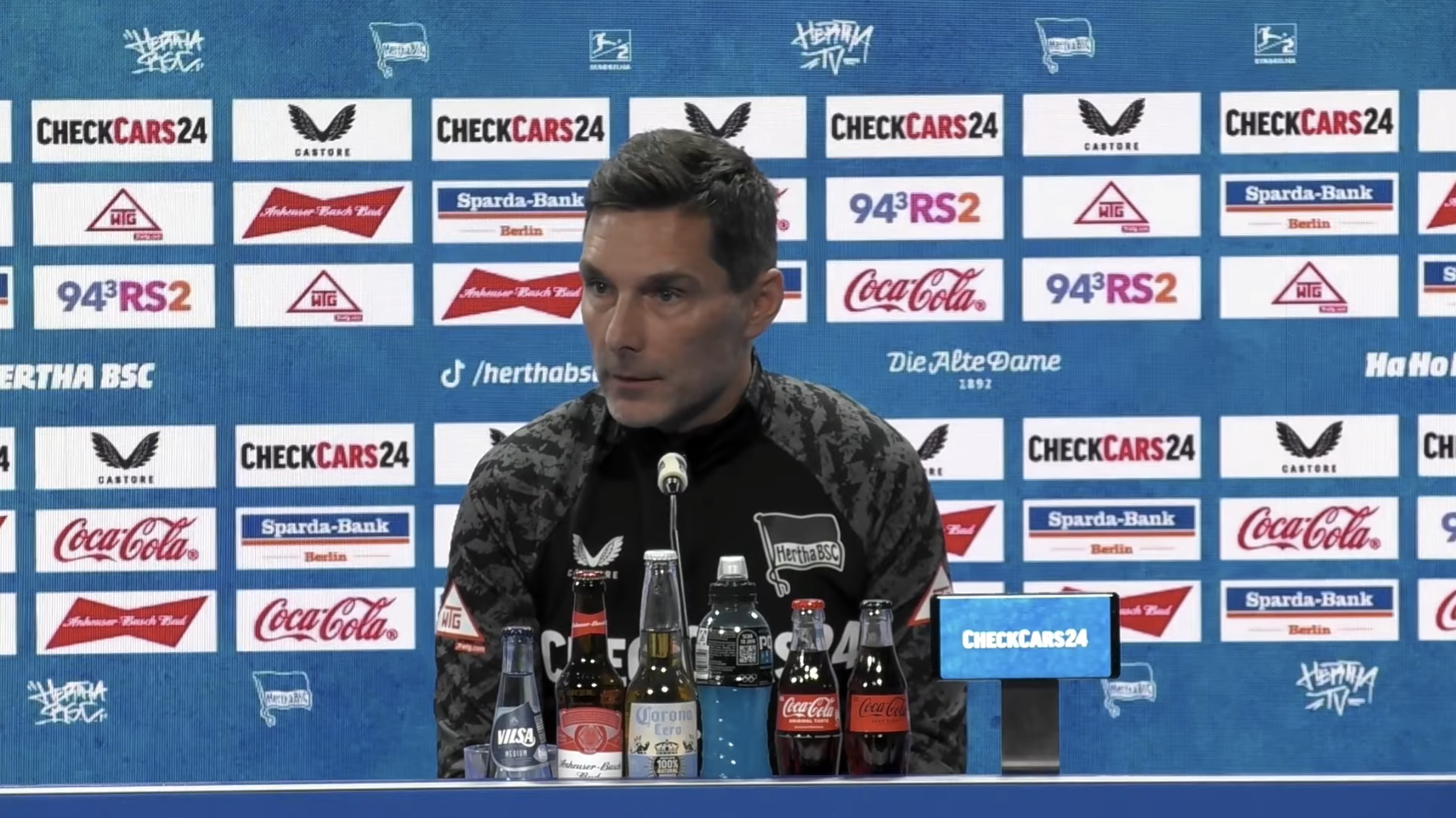 Stefan Leitl bei der PK vor dem Heimspiel gegen Darmstadt.