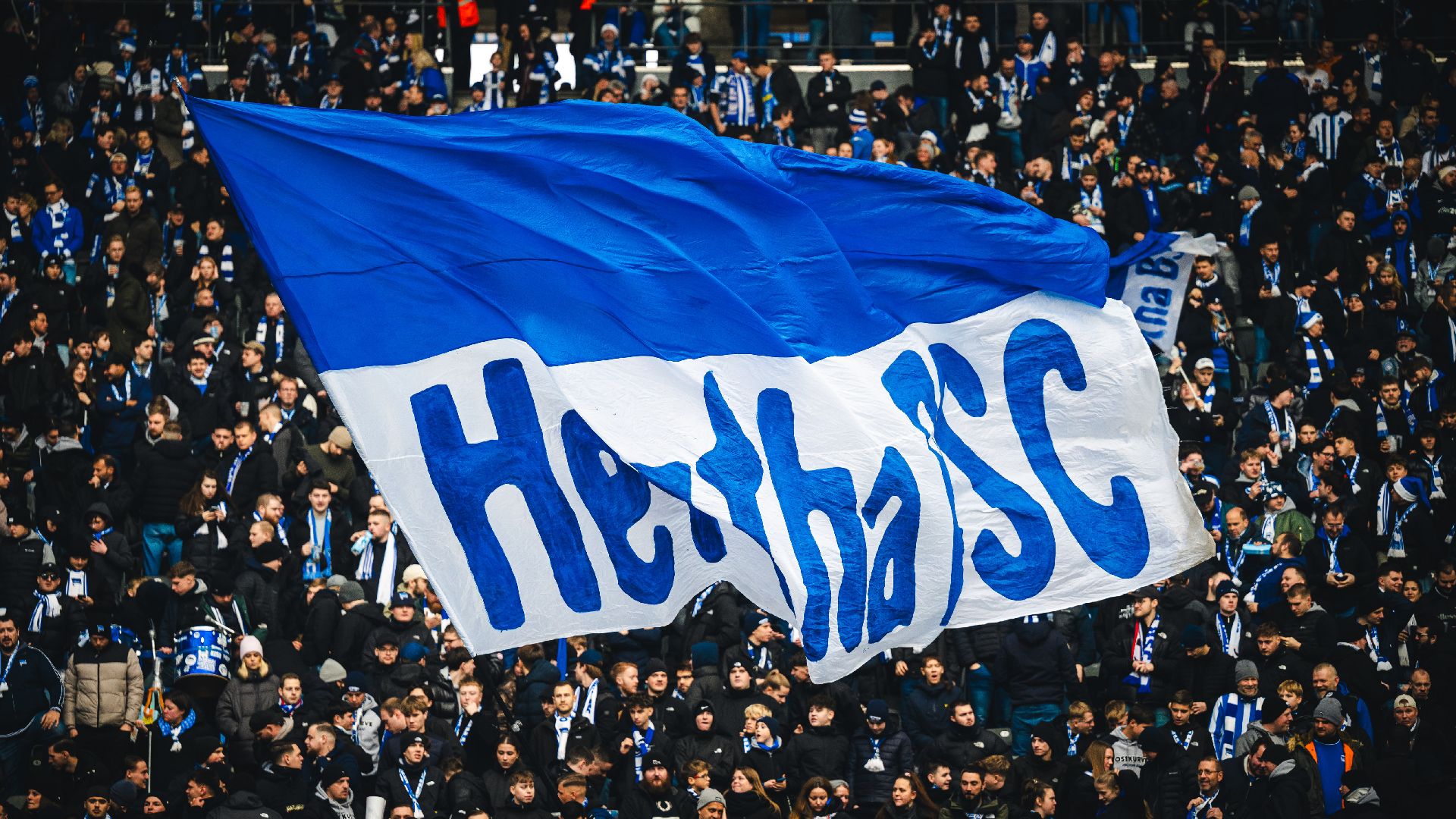 Die Hertha-Fahne weht im Wind.