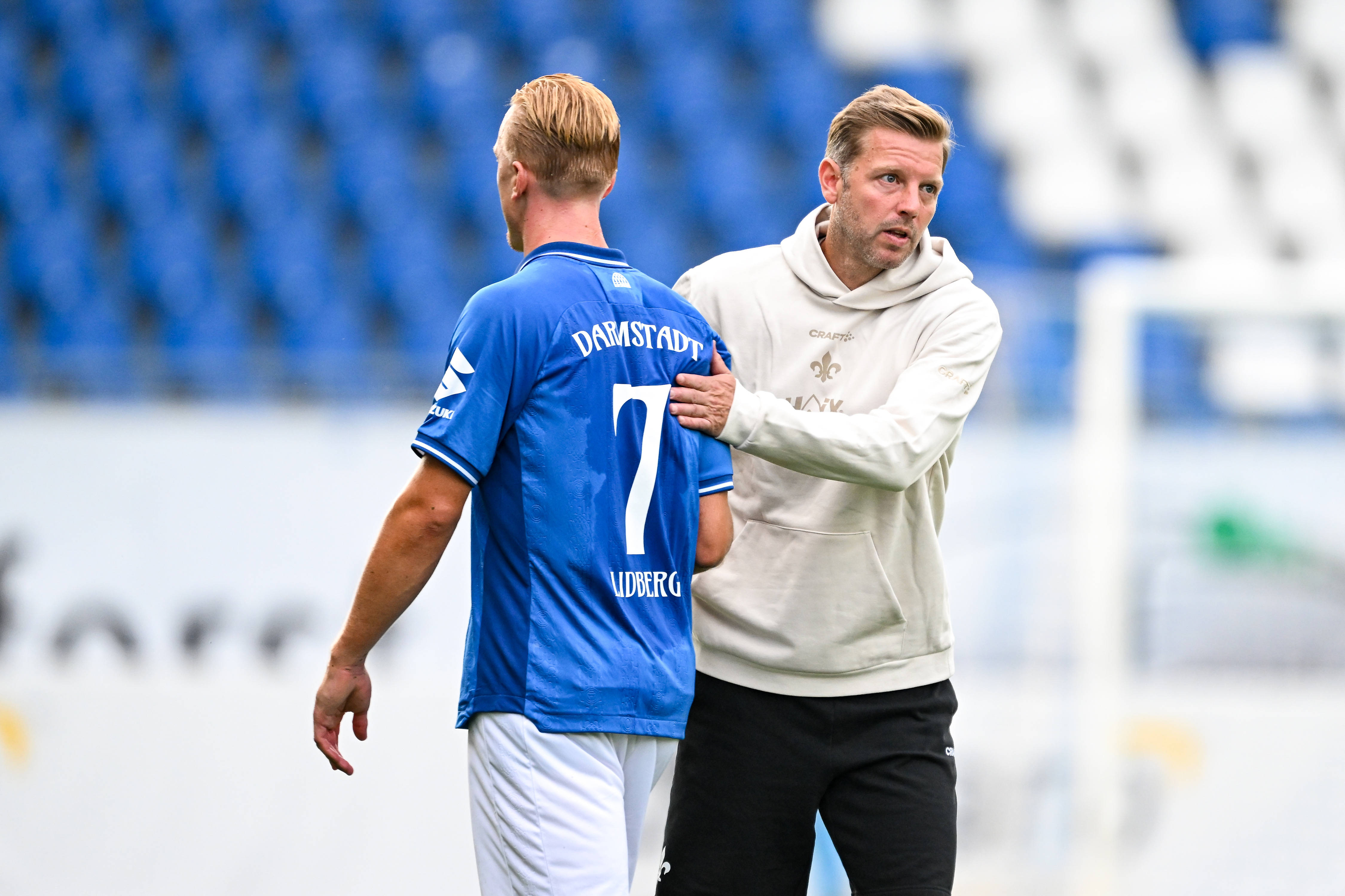 Isac Lindberg und Florian Kohfeldt von Darmstadt 98.