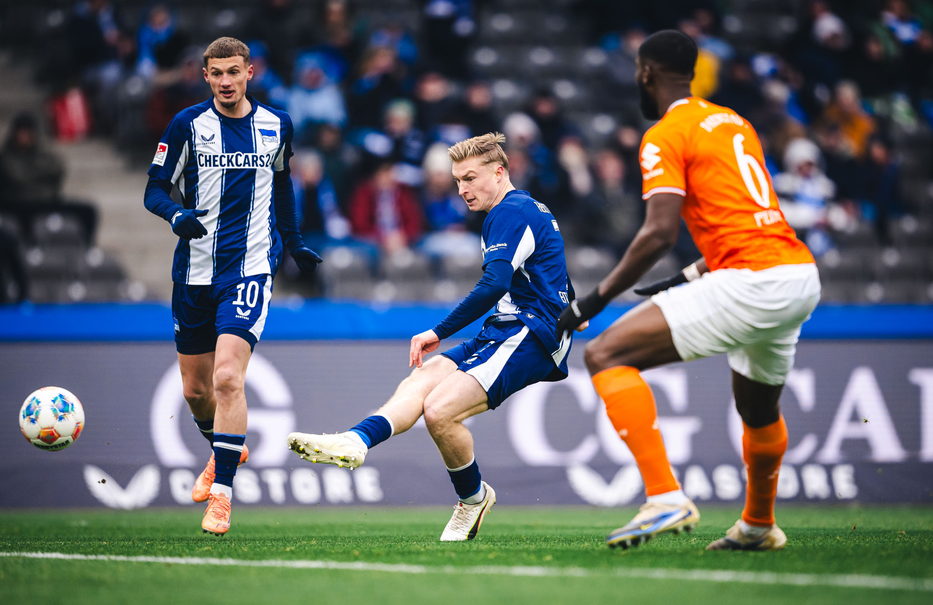 Julian Eitschberger schießt im Spiel gegen Darmstadt.