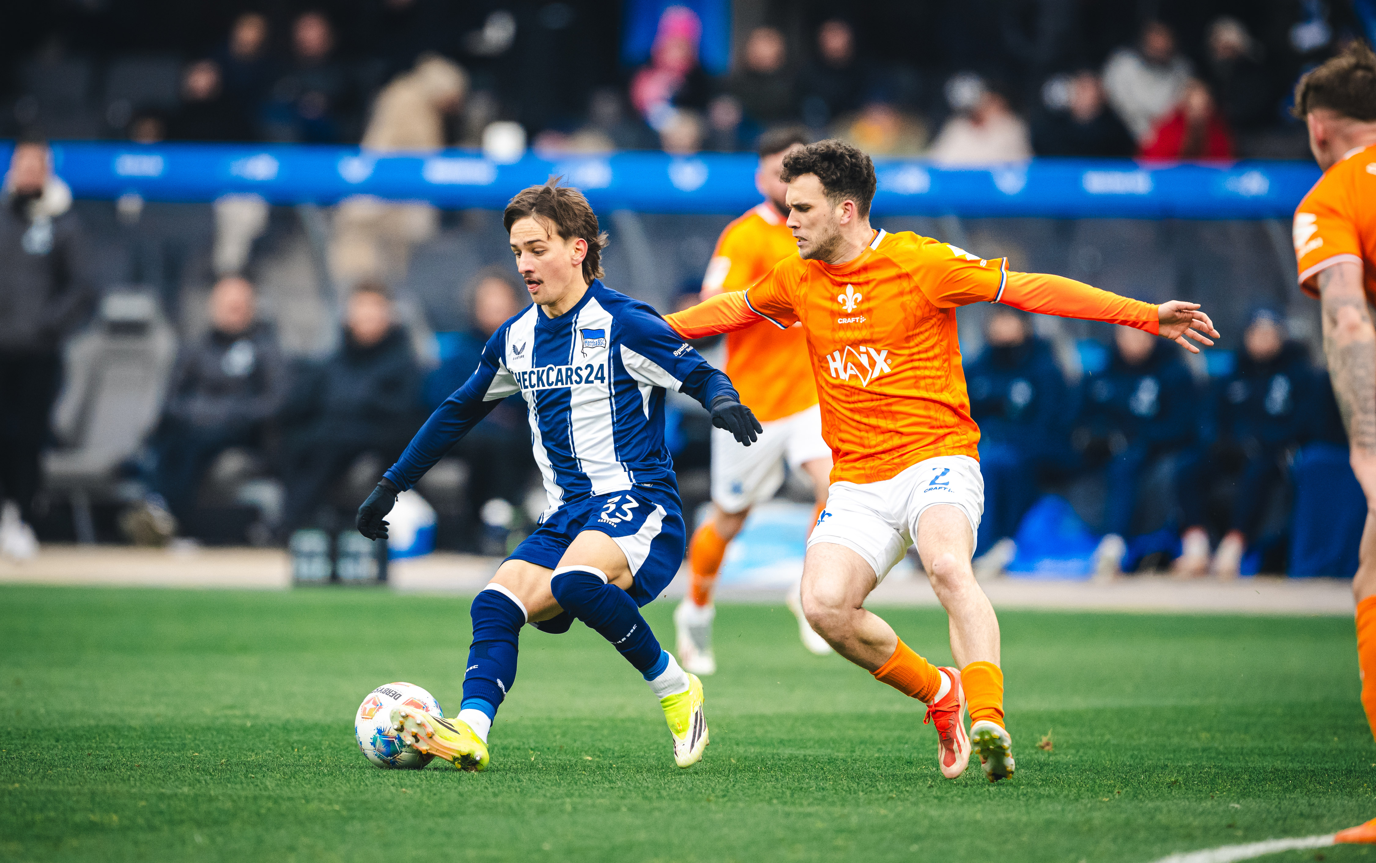 Michał Karbownik im Zweikampf mit Sergio Lòpez.