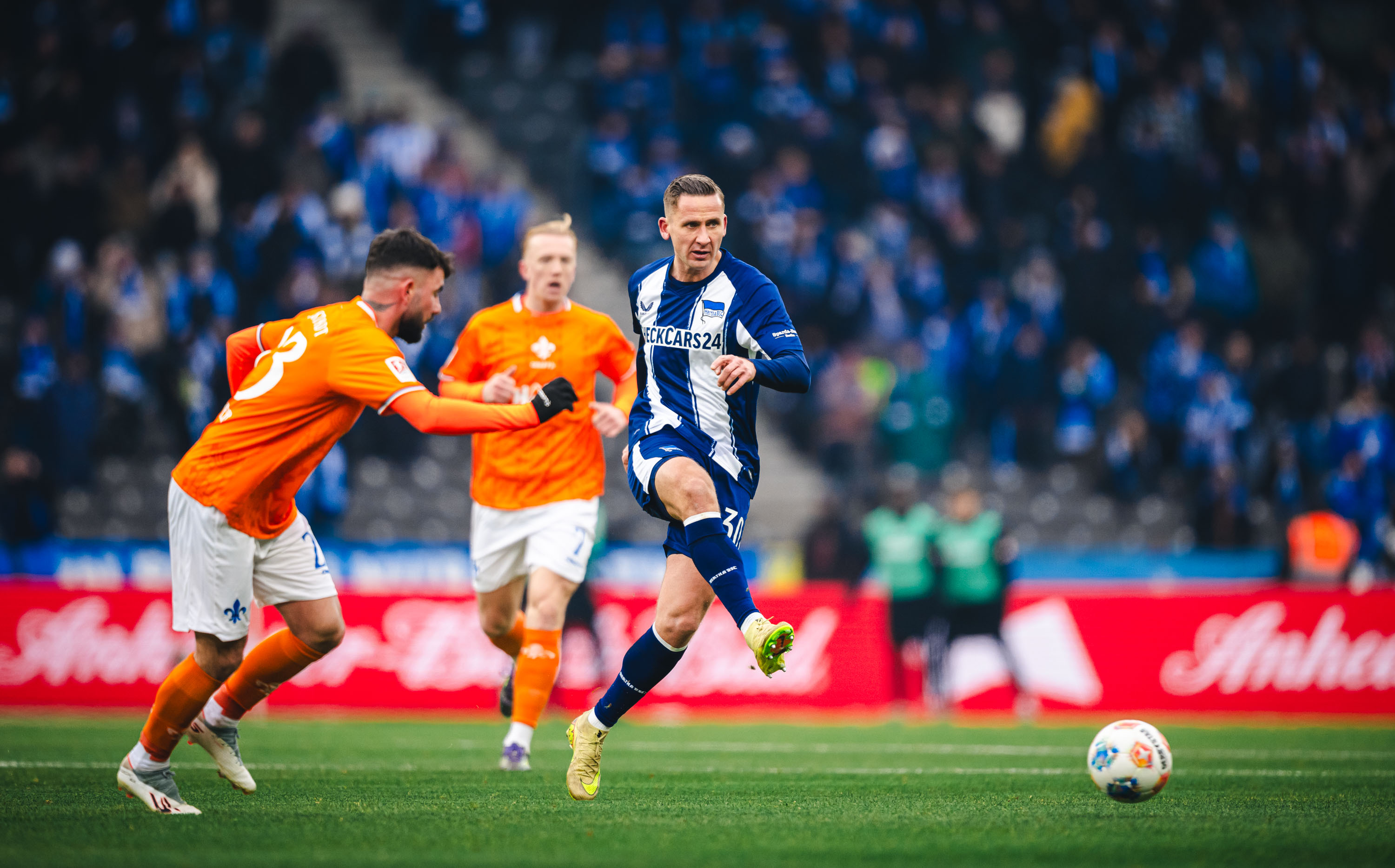 Paul Seguin spielt einen Pass.