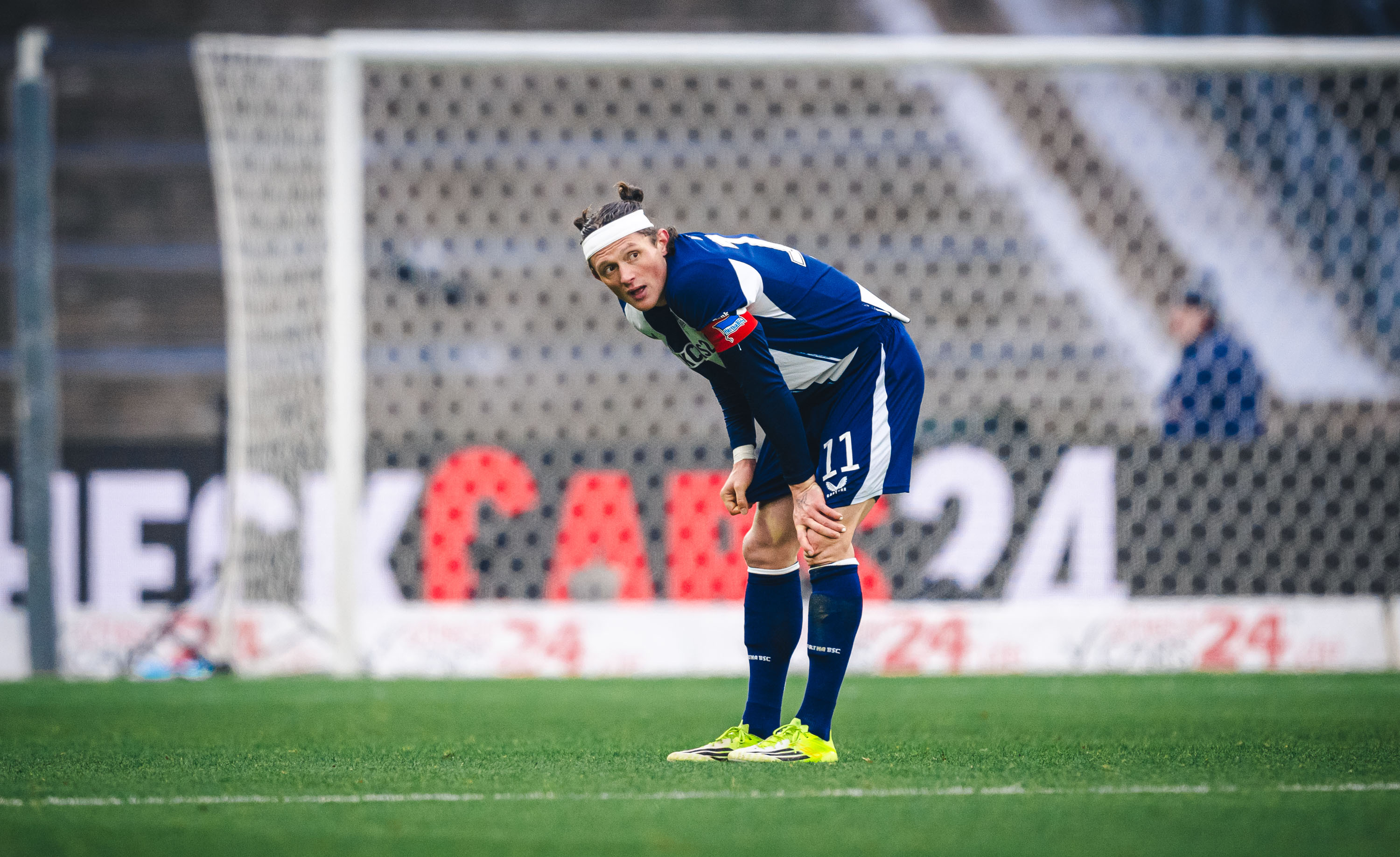 Fabian Reese steht auf dem Platz des Olympiastadions.