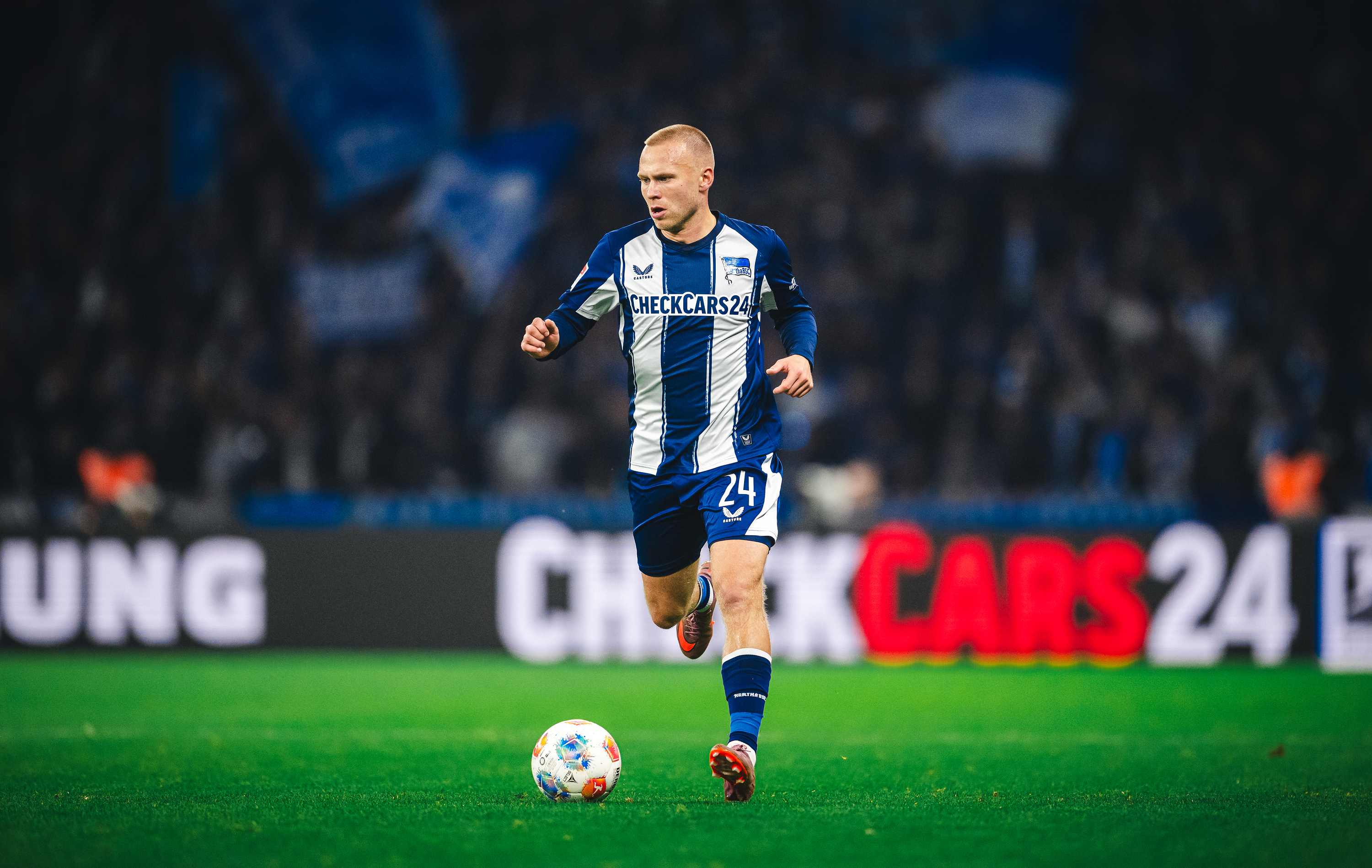 Jón Dagur Thorsteinsson am Ball.