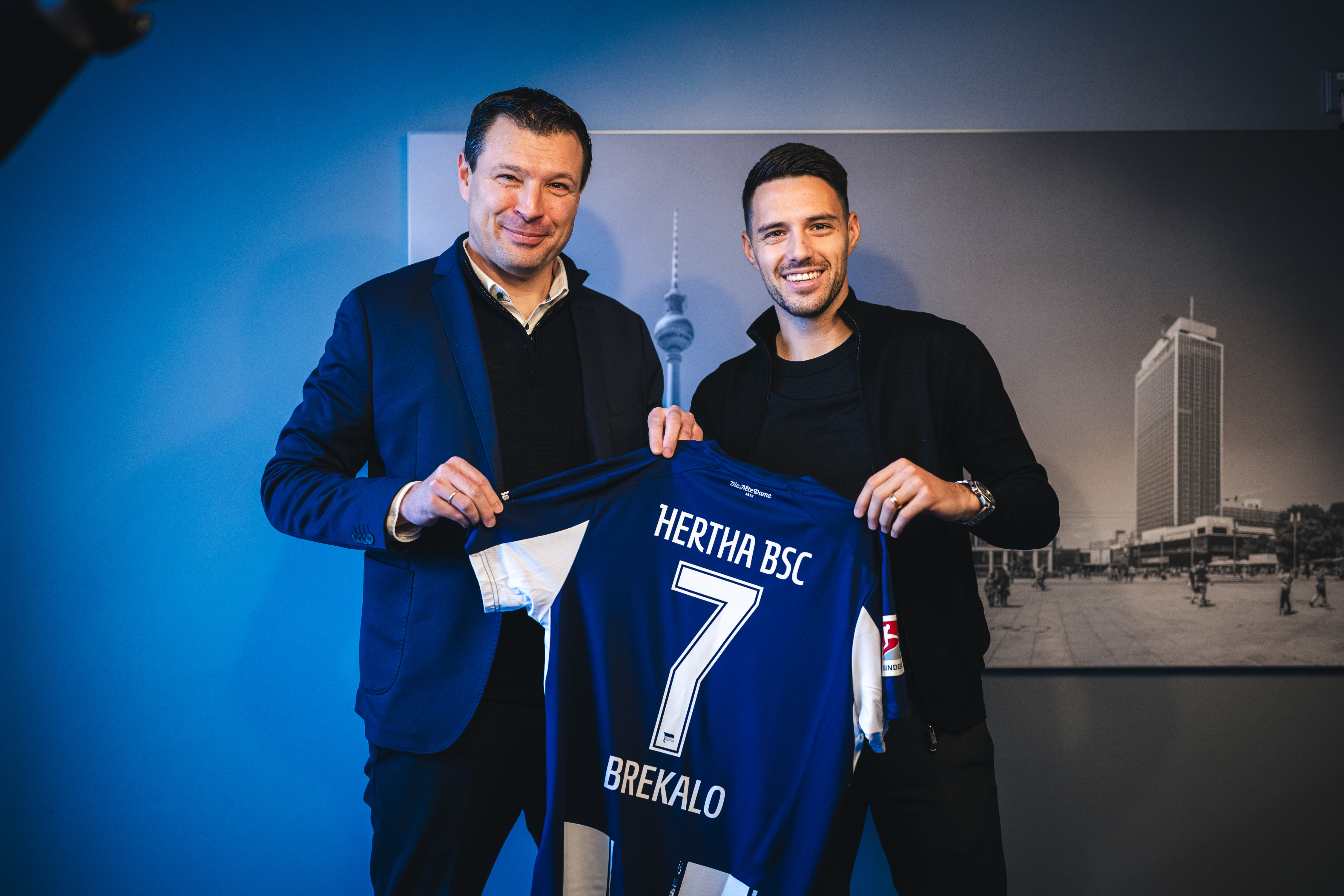 Benjamin Weber und Josip Brekalo halten gemeinsam ein Trikot hoch.