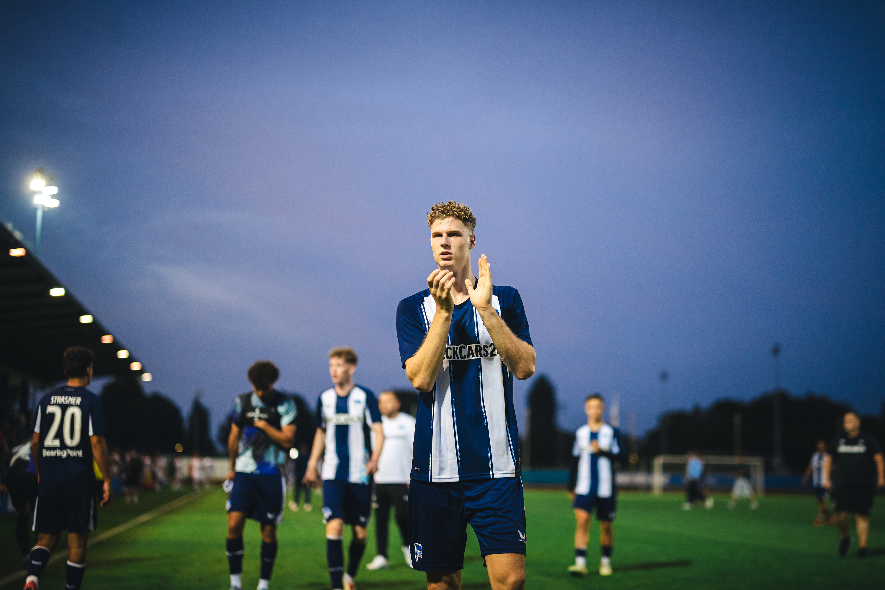 Peter Matiebel applaudiert.