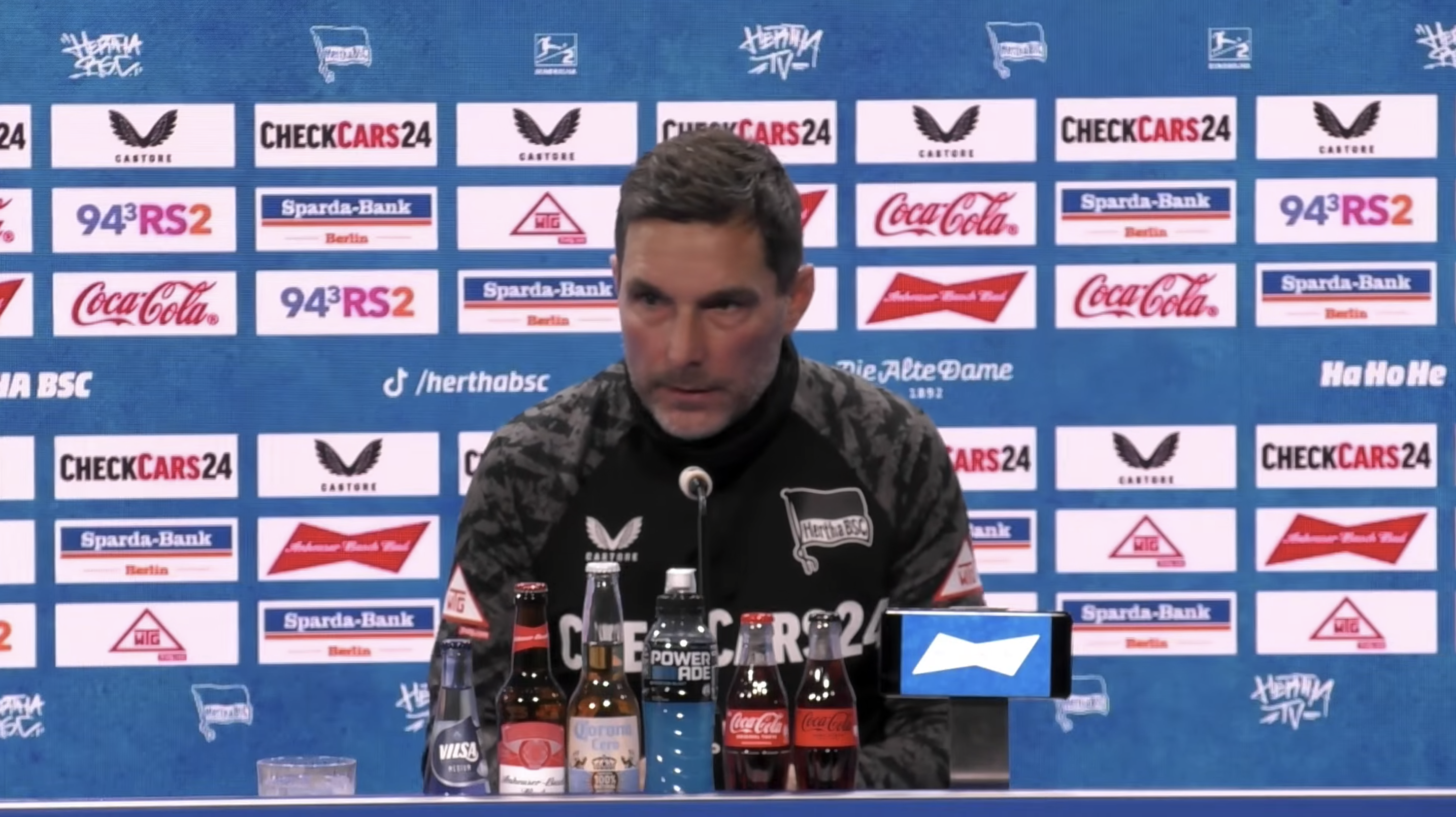 Stefan Leitl bei der PK vor dem Auswärtsspiel in Elversberg.