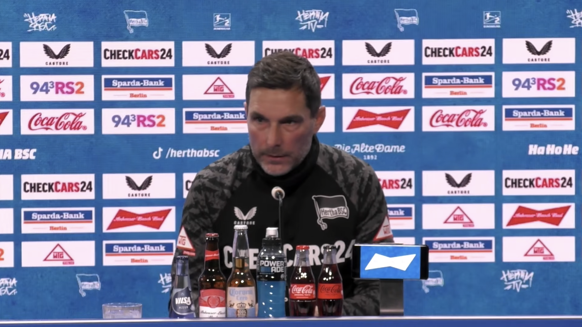 Stefan Leitl bei der PK vor dem Auswärtsspiel in Elversberg.