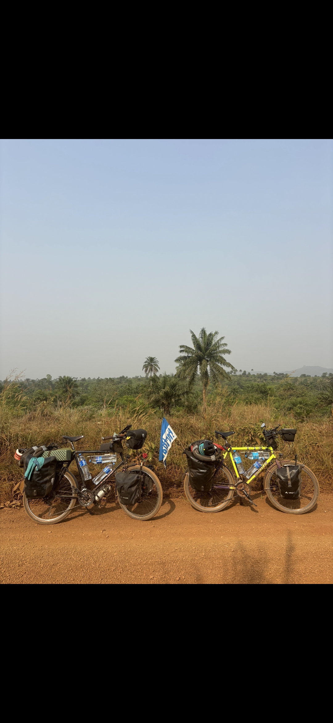 Zwei Fahrräder auf einer Straße in Afrika.