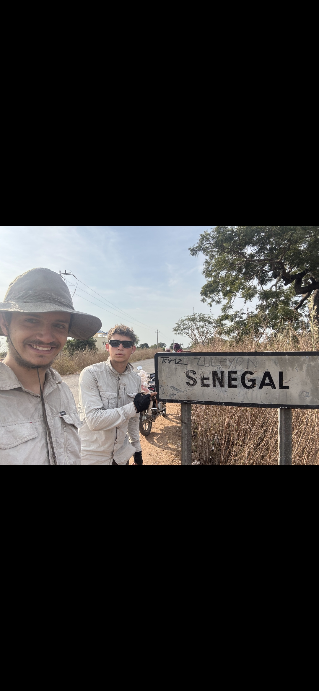 Jeremias und Ivo vor einem Senegal-Schild.