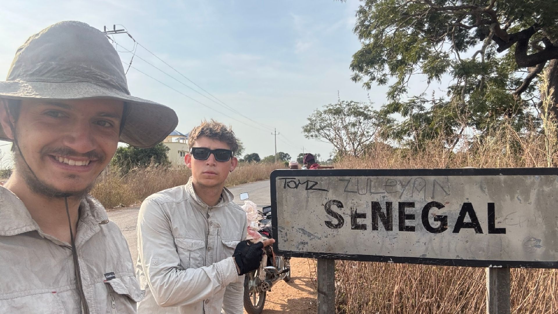 Jeremias und Ivo vor einem Senegal-Schild.