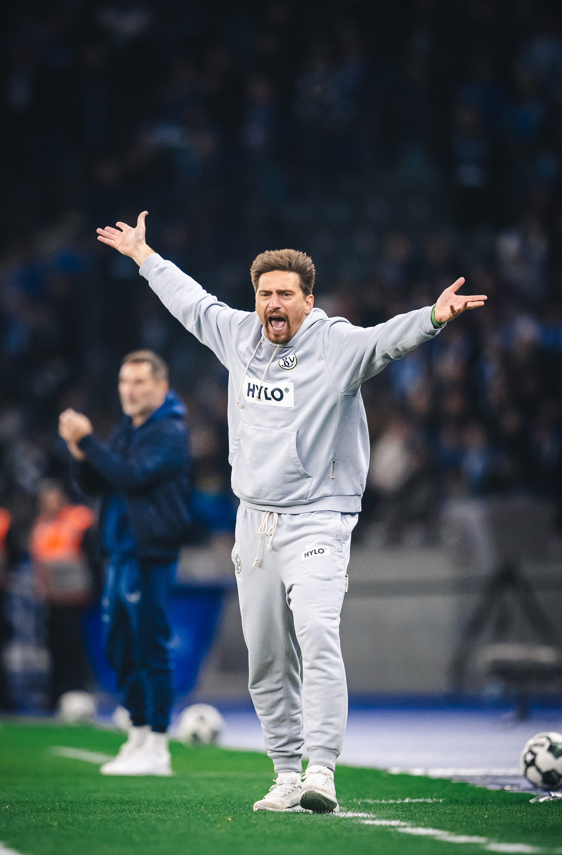 Vincent Wagner gestikuliert an der Seitenlinie.