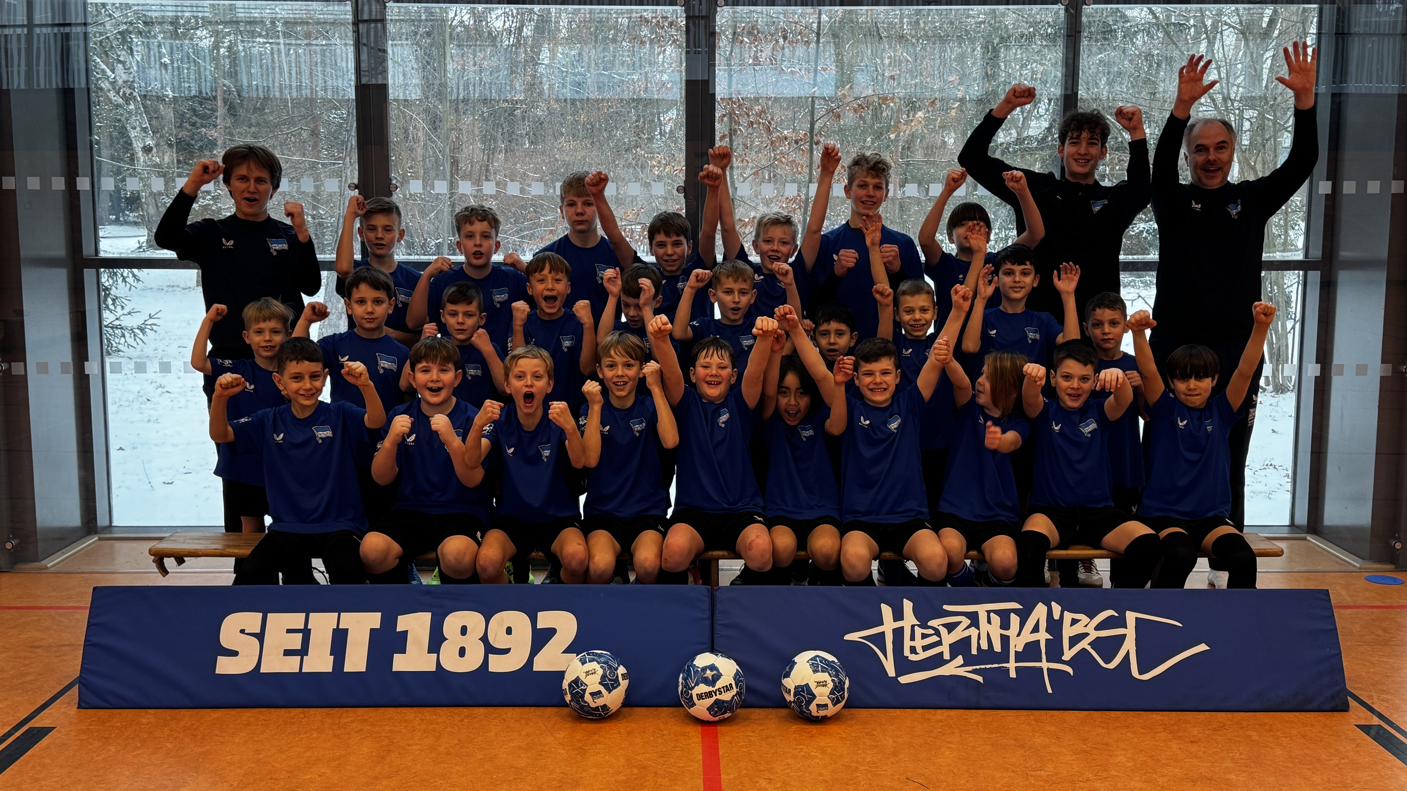 Teilnehmende der Ballschule in einer Halle.