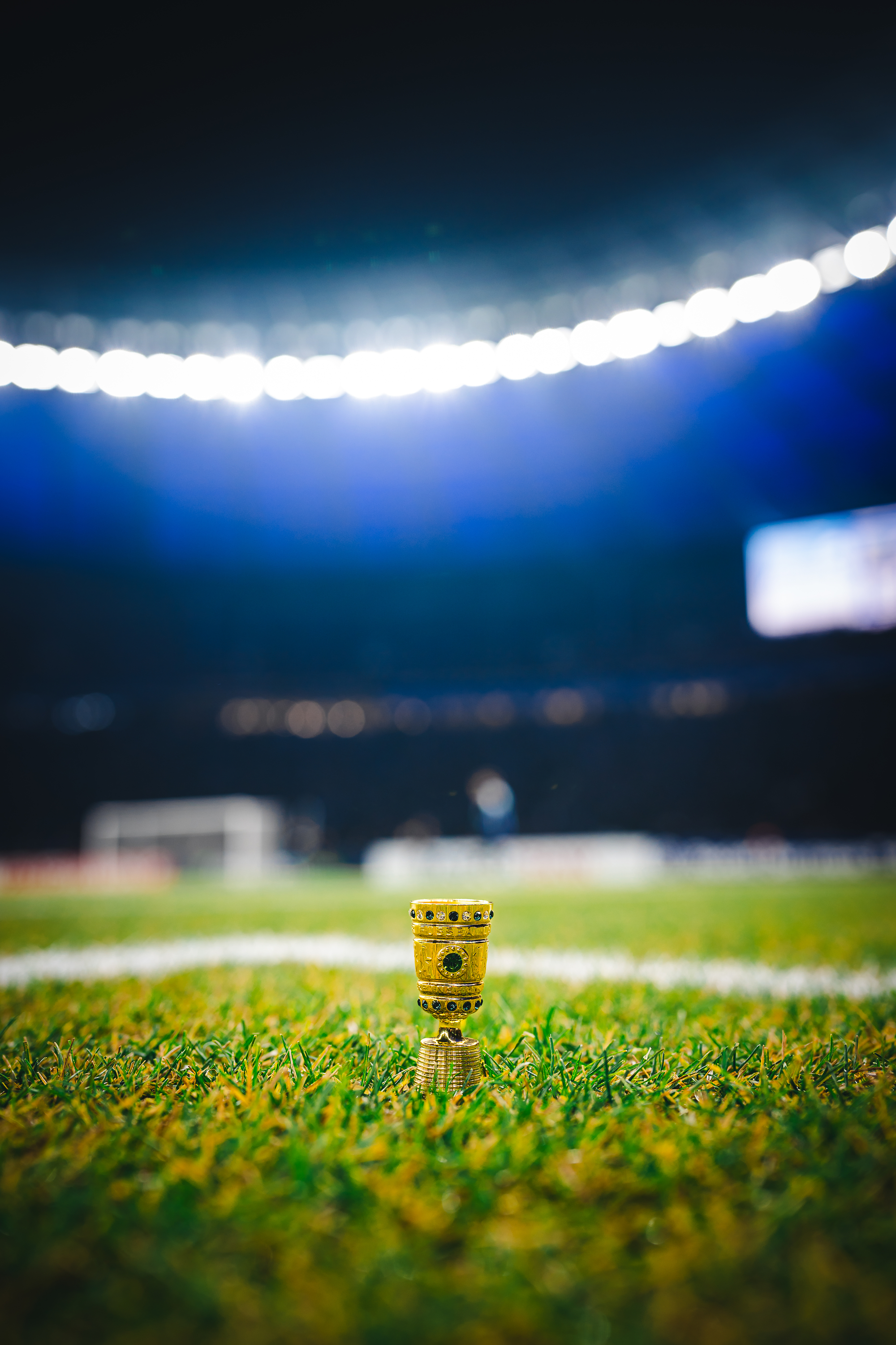Ein Miniatur-Pokal im Berliner Olympiastadion.