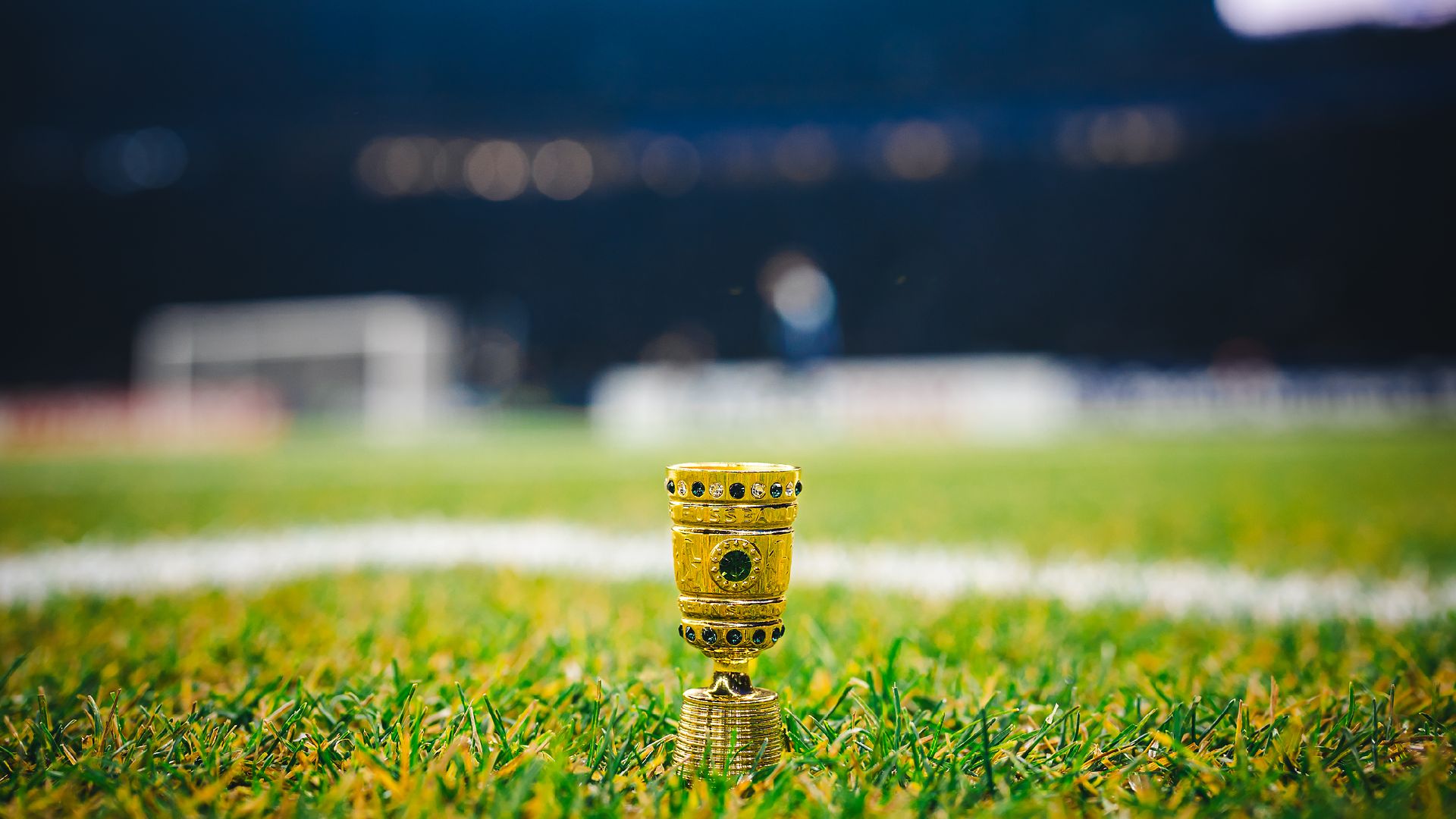 Ein Miniatur-Pokal im Berliner Olympiastadion.