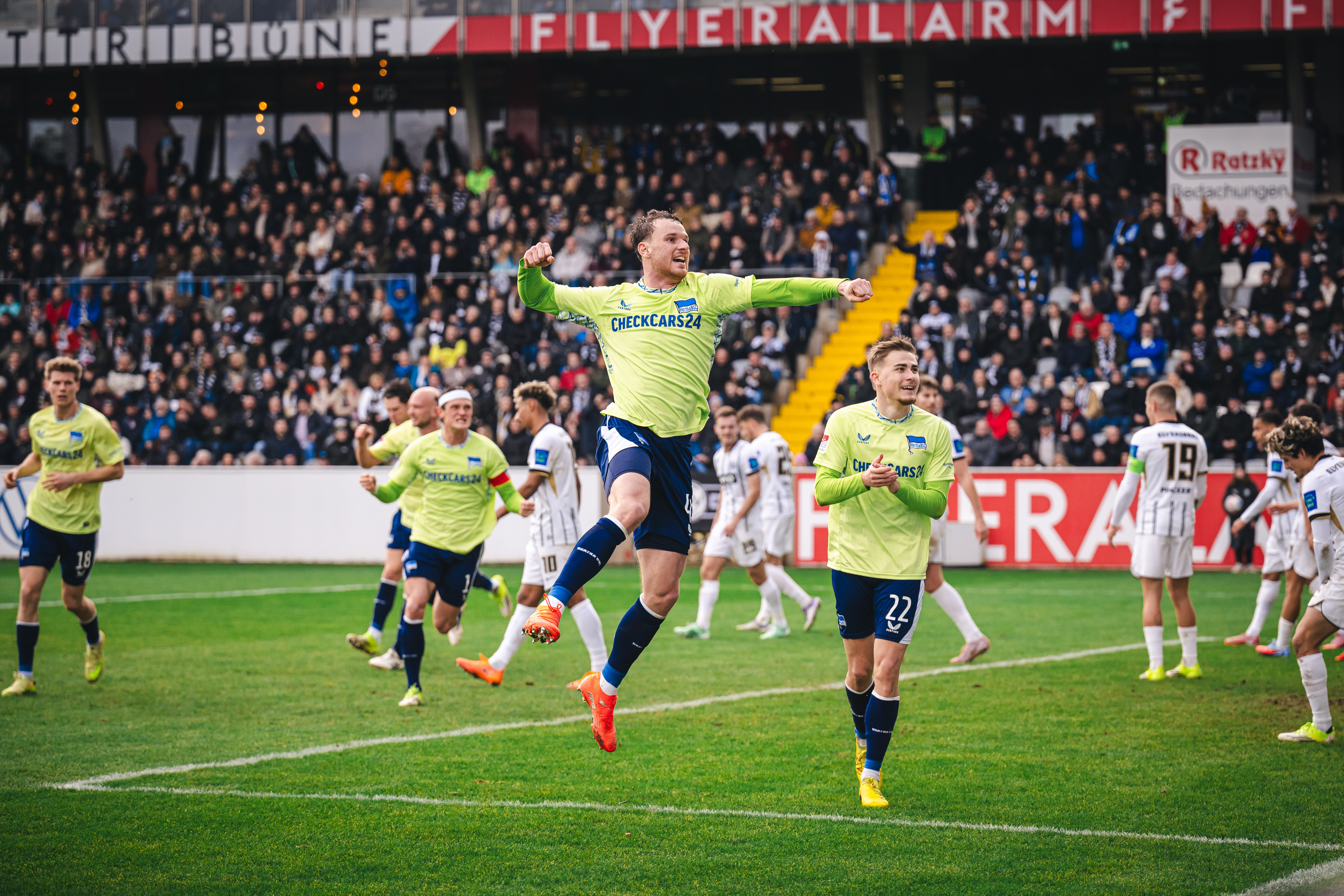 Pascal Klemens jubelt nach seinem Tor.
