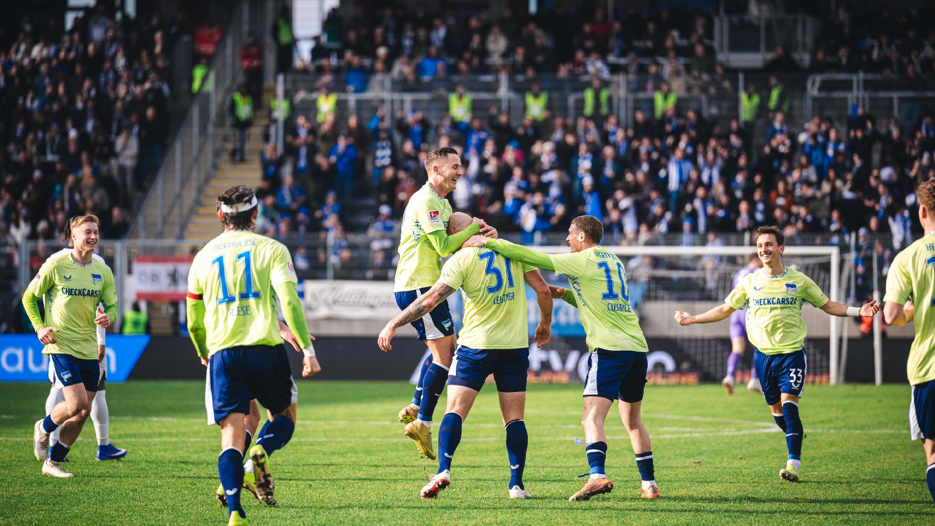 Unsere Jungs feiern gemeinsam das 3:0 in Elversberg.
