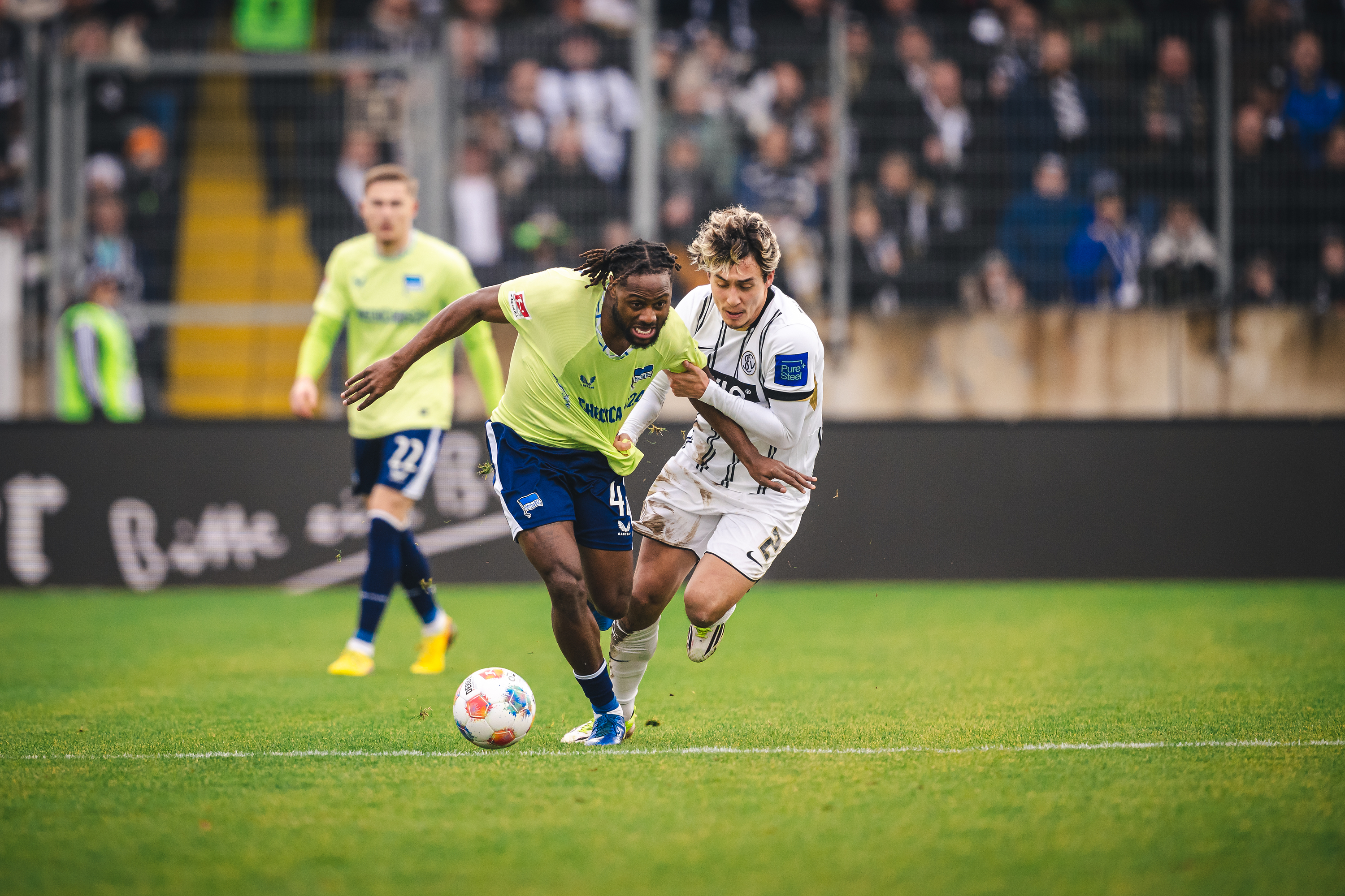 Deyo Zeefuik in einem Zweikampf.