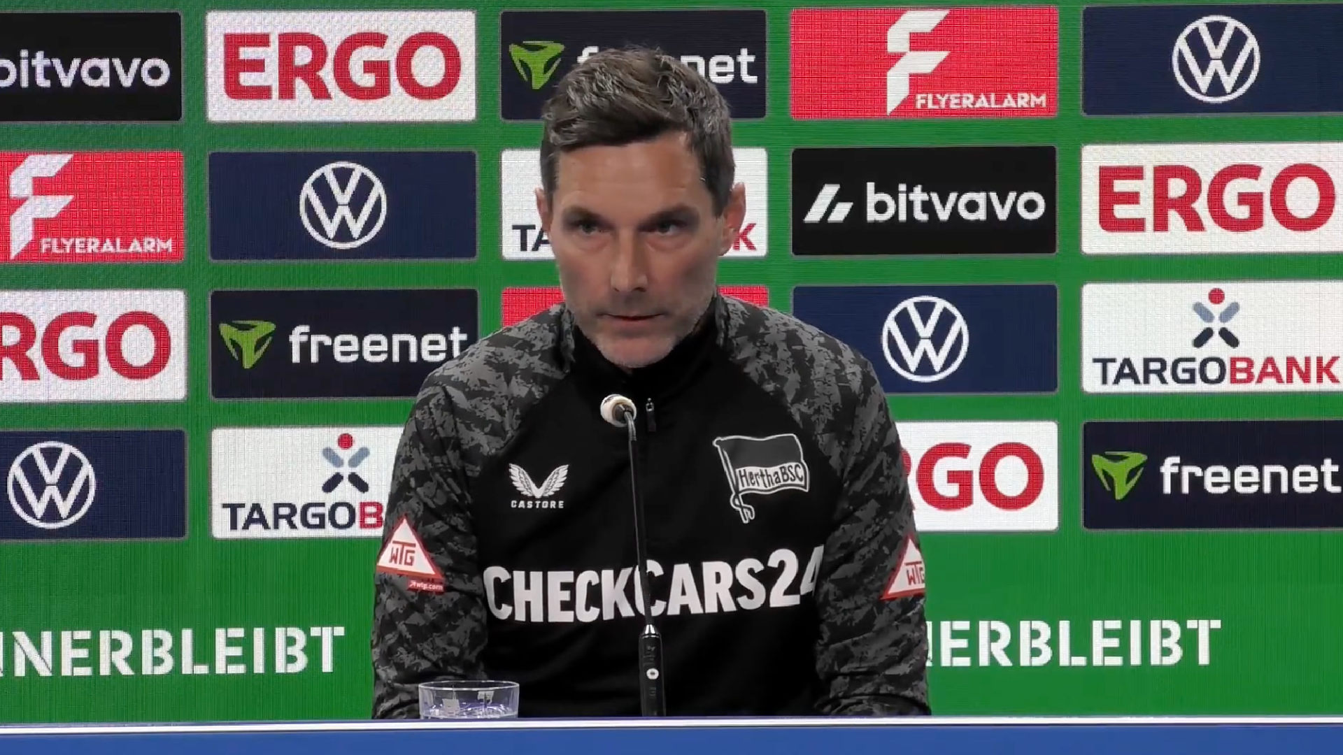 Stefan Leitl sitzt bei der PK auf dem Podium.