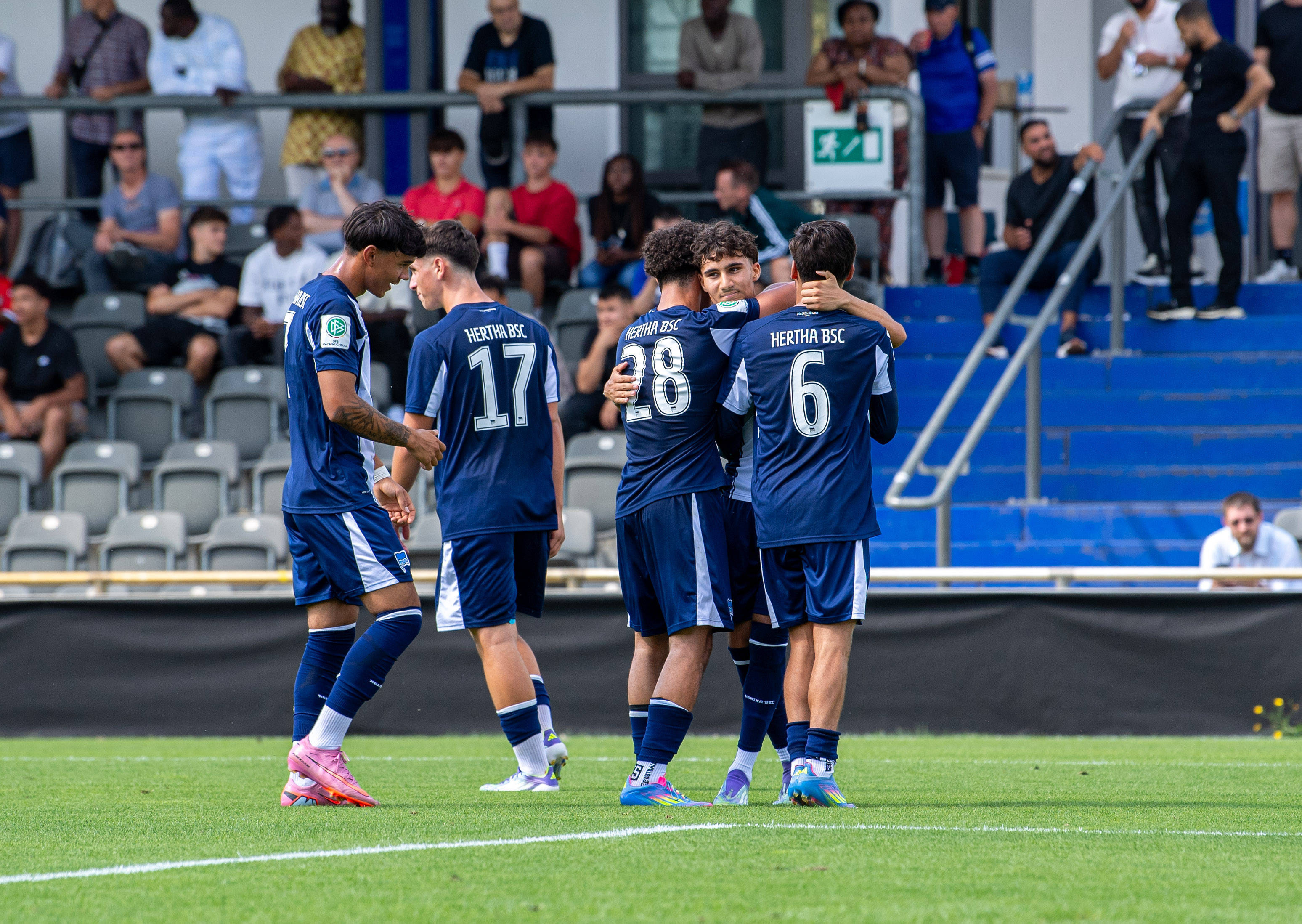 Die U19 von Hertha BSC jubelt.
