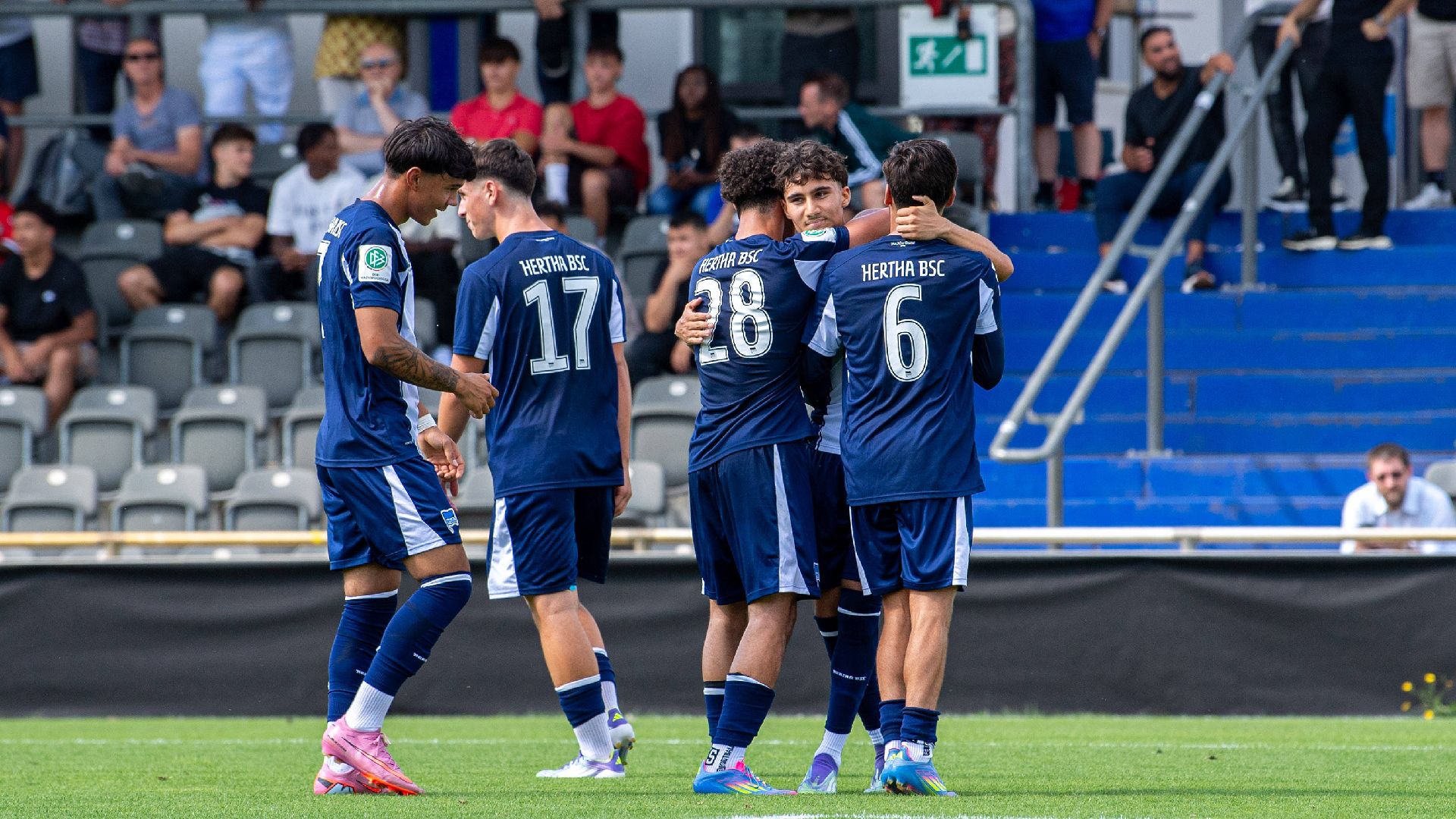 Die U19 von Hertha BSC jubelt.