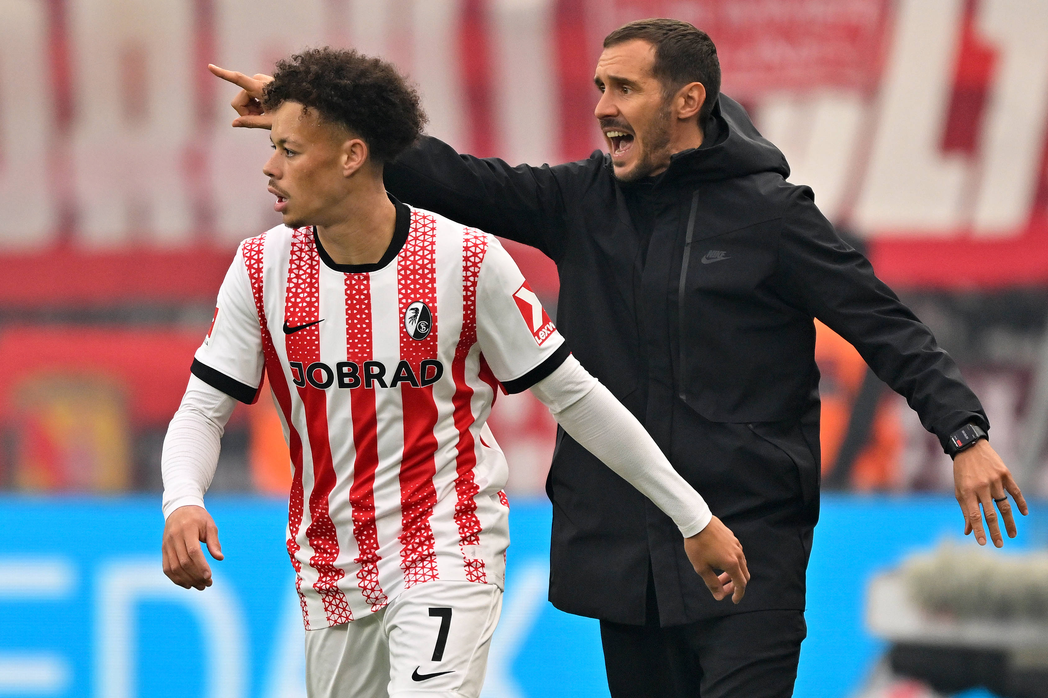 Derry Scherhant mit SCF-Coach Julian Schuster.