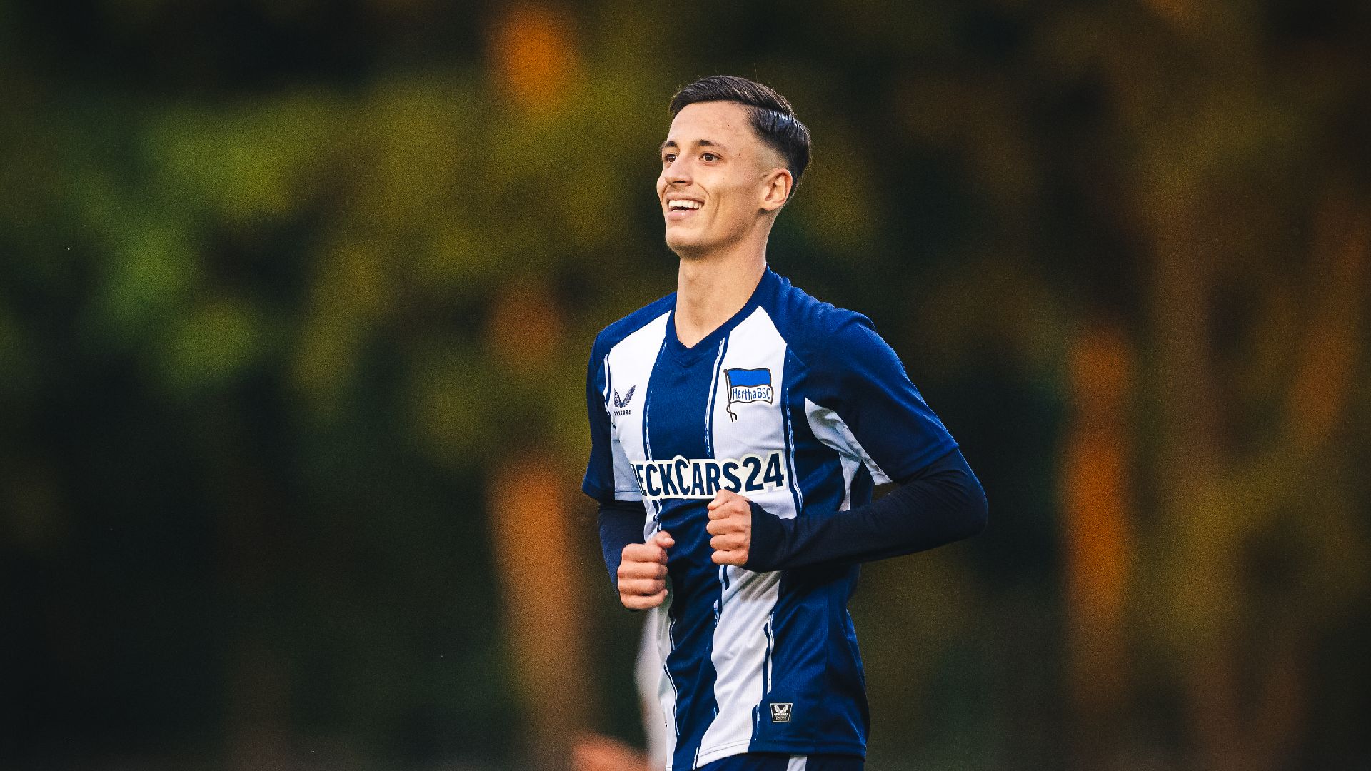 Dion Ajvazi lacht auf dem Platz.