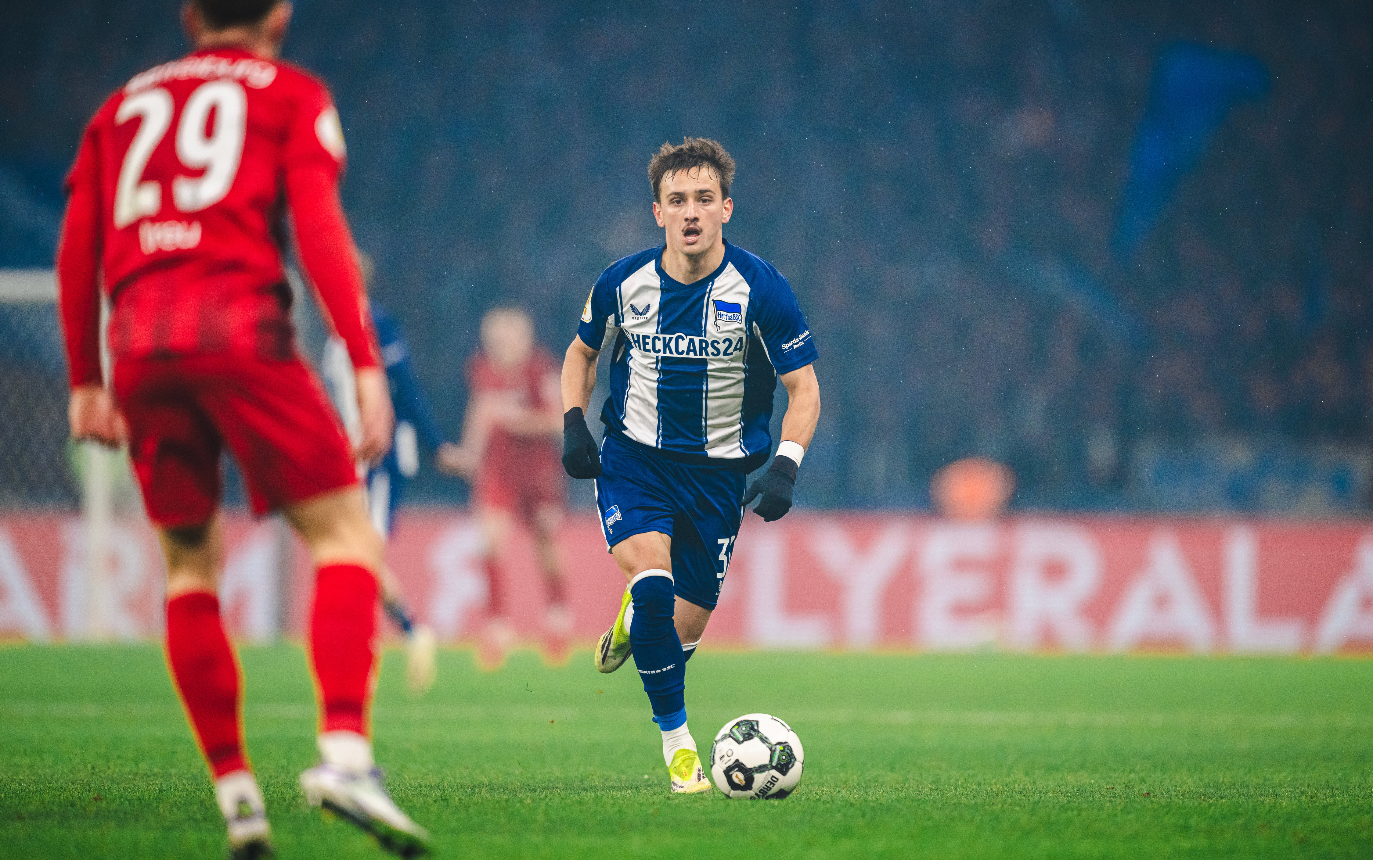 Michał Karbownik im Sprint gegen Freiburg.