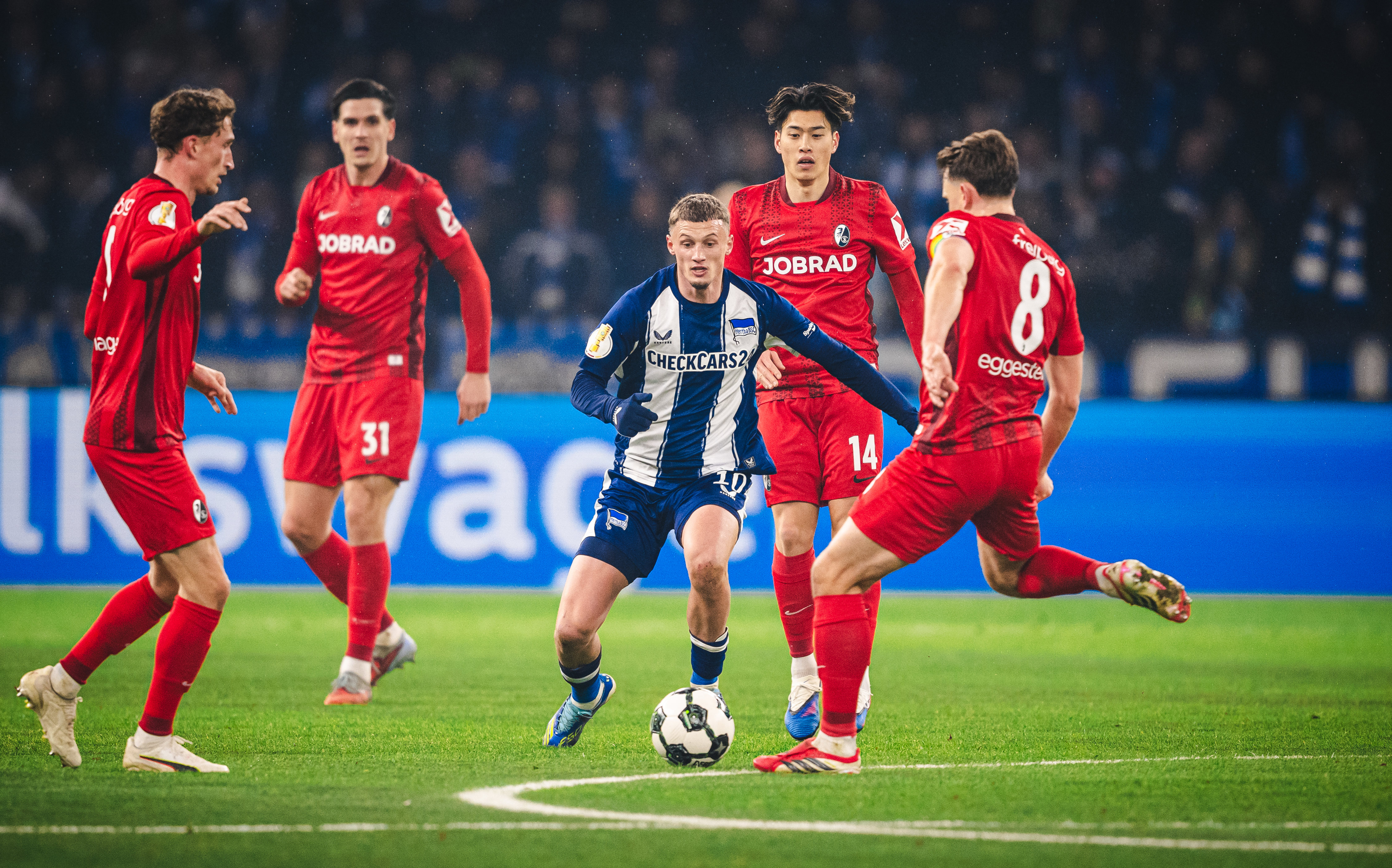 Michaël Cuisance umgeben von Freiburgern.