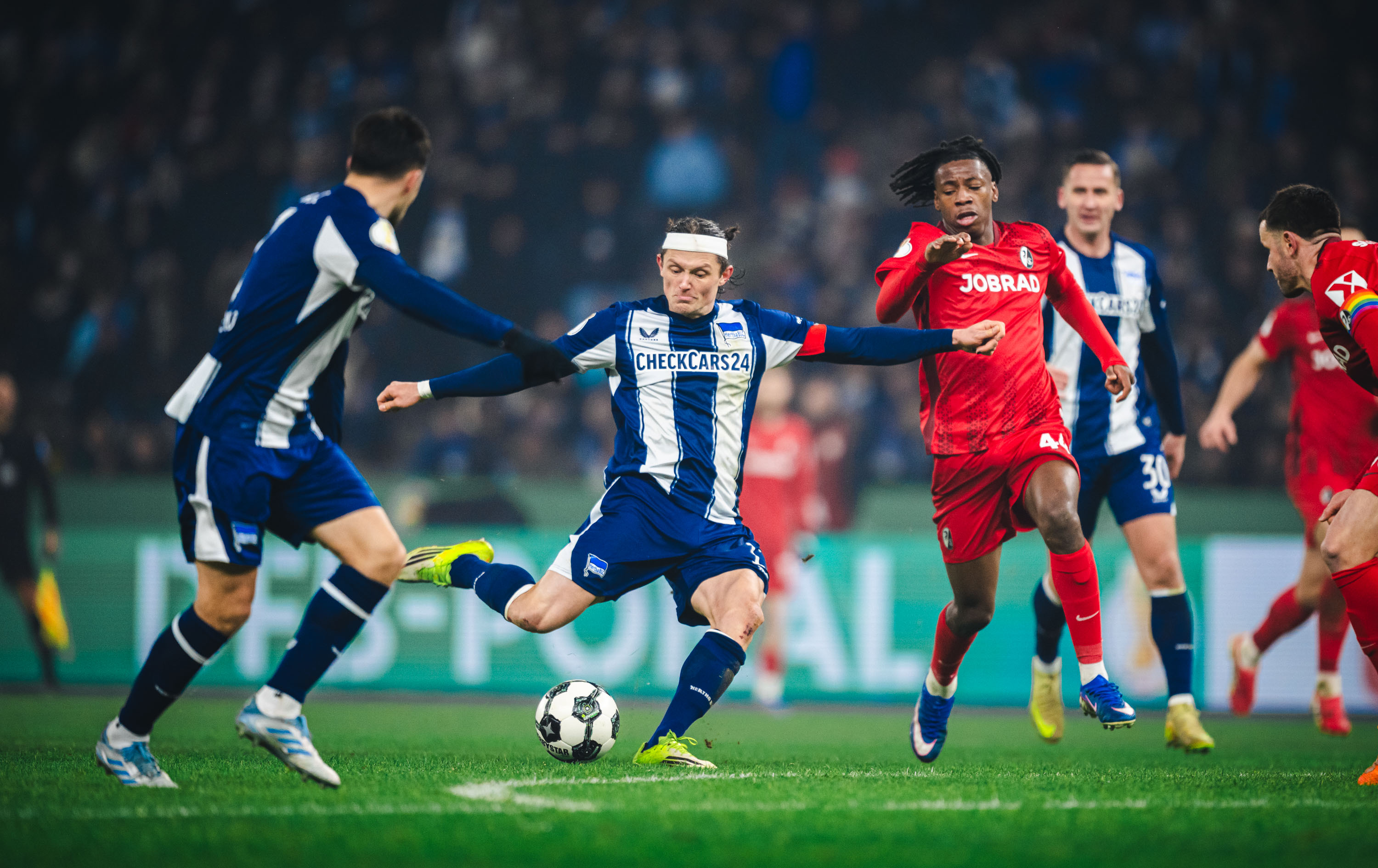 Fabian Reese zieht im Duell mit Freiburg ab.