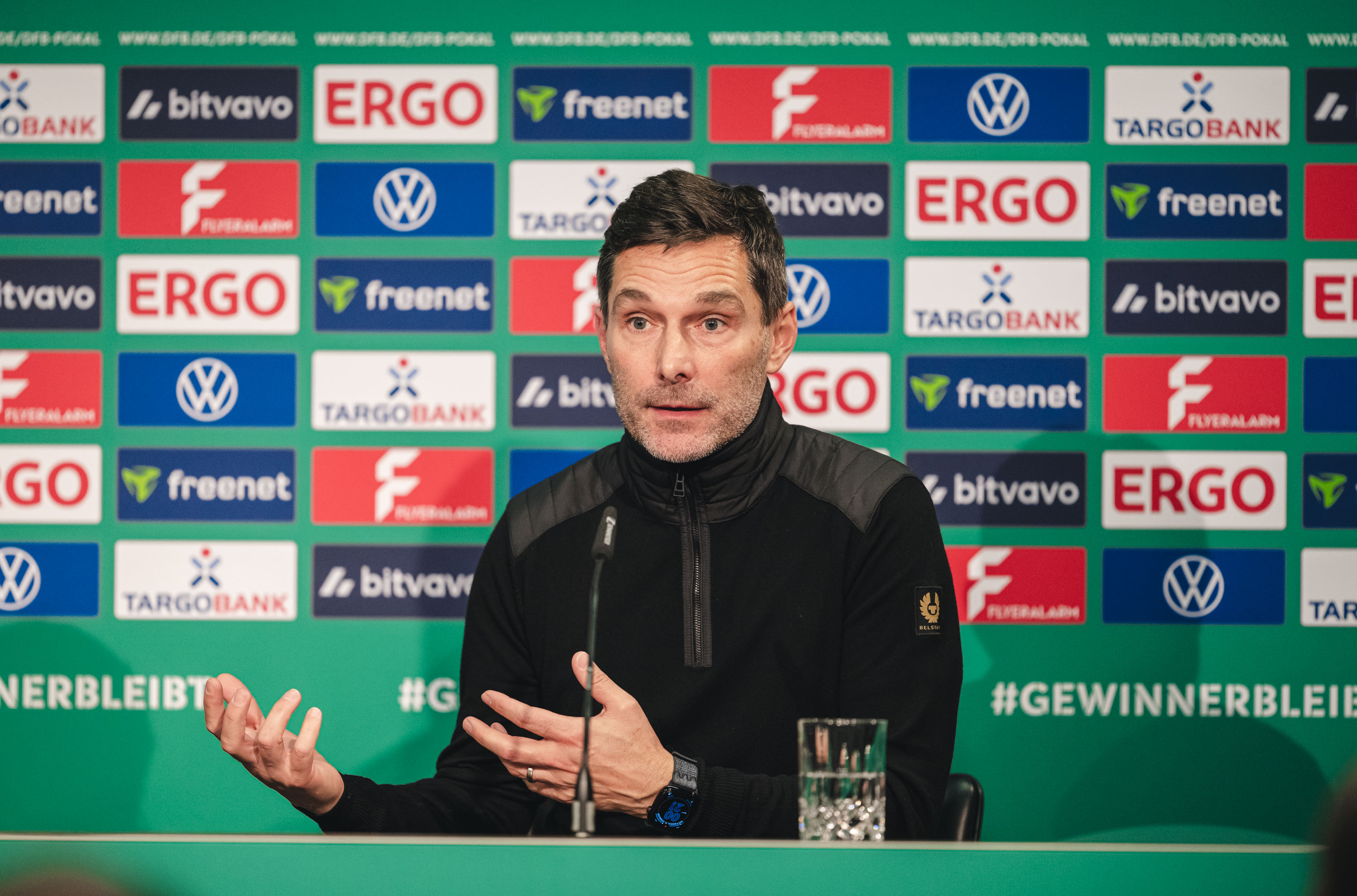 Stefan Leitl sitzt auf dem Podium.