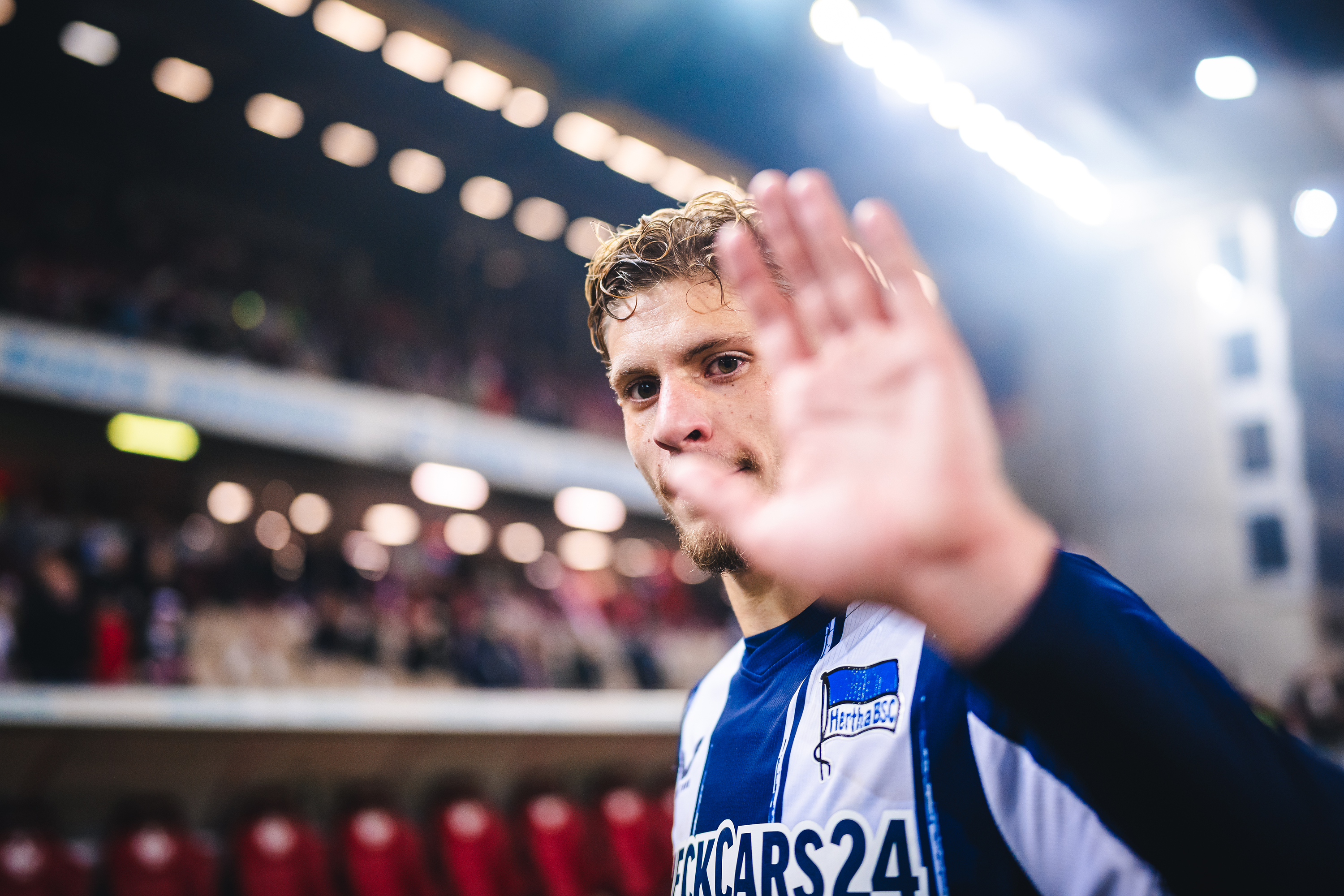 Márton Dárdai hebt die Hand.