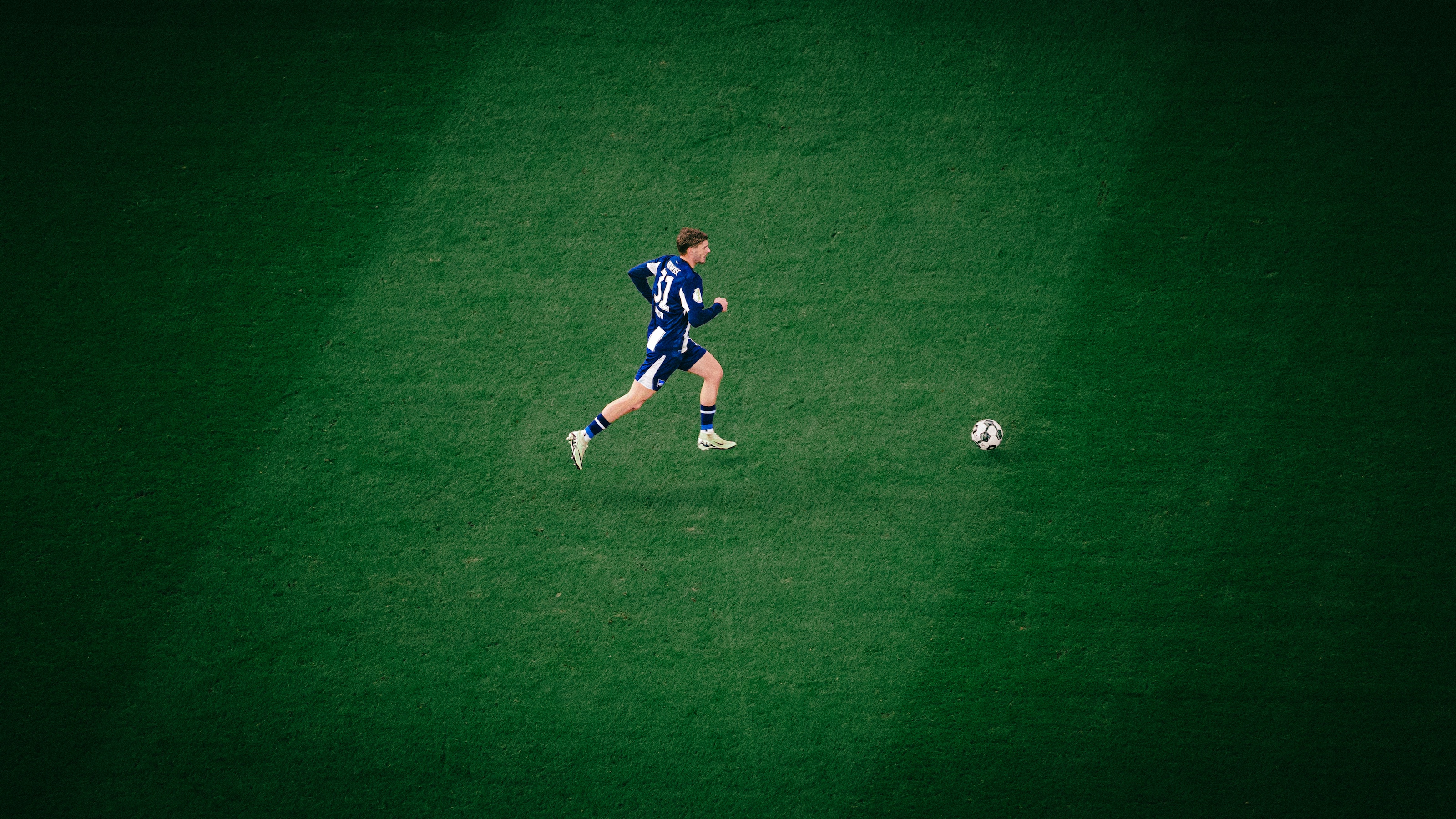 Márton Dárdai führt den Ball.