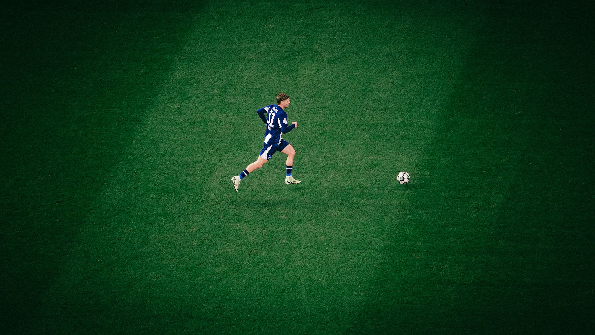 Márton Dárdai führt den Ball.